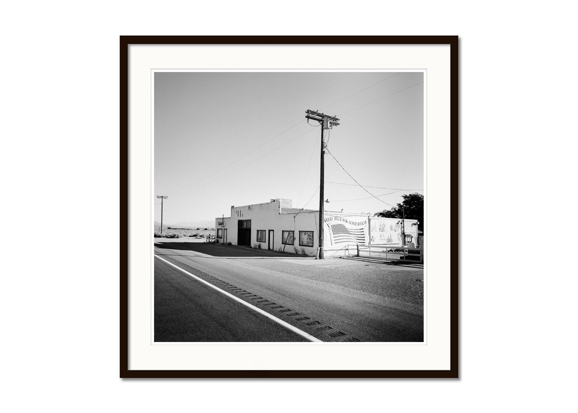 God Bless America, Kalifornien, USA  Schwarz-Weiß-Weiß-Landschaftsfotografie (Grau), Black and White Photograph, von Gerald Berghammer