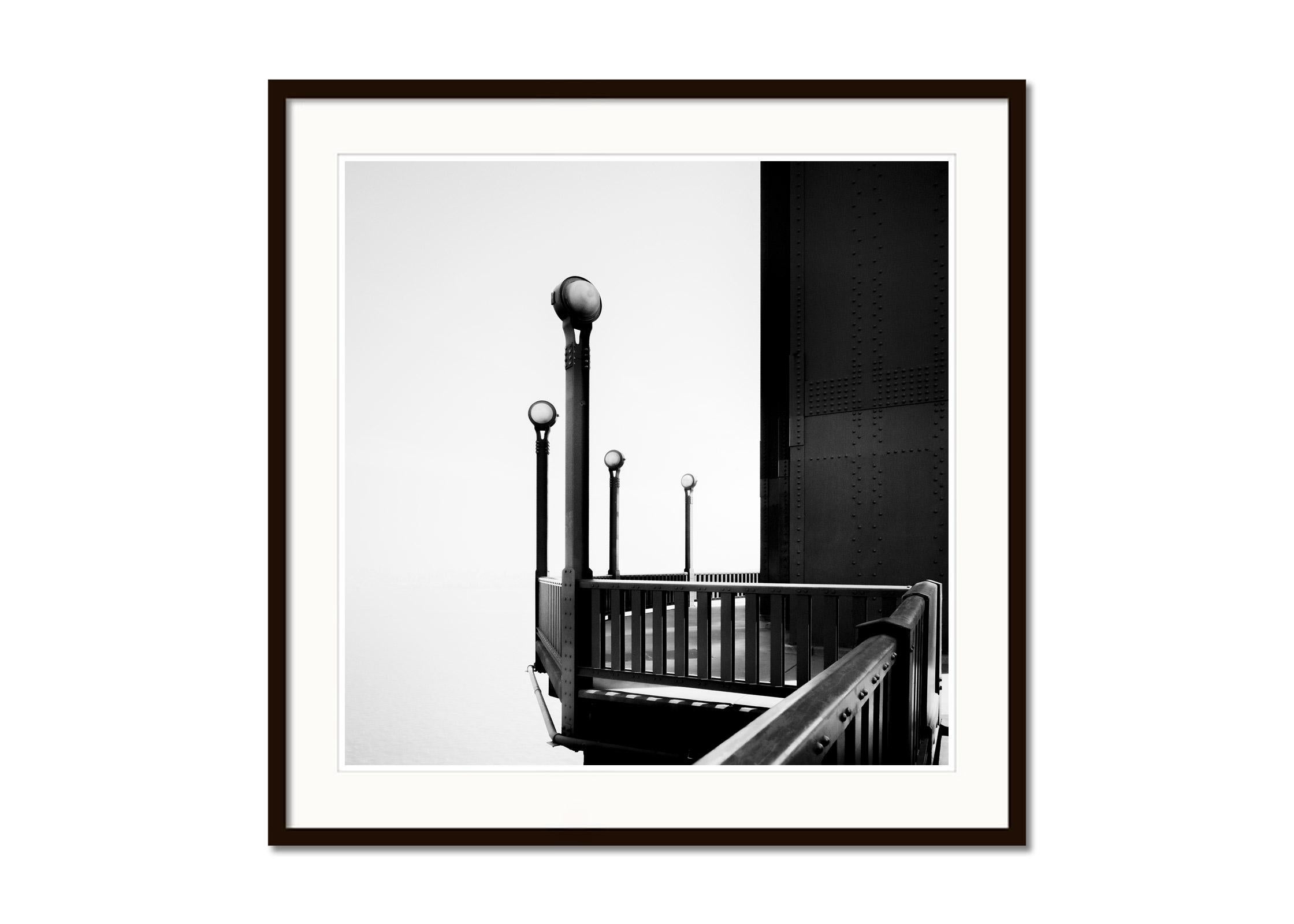 Schwarz-Weiß-Fotografie von Stadtbildern und Landschaften. Golden Gate Bridge Detail mit dem Turm und schönen Lampen, San Francisco, Kalifornien, USA. Pigmenttintendruck in einer limitierten Auflage von 9 Exemplaren. Alle Drucke von Gerald