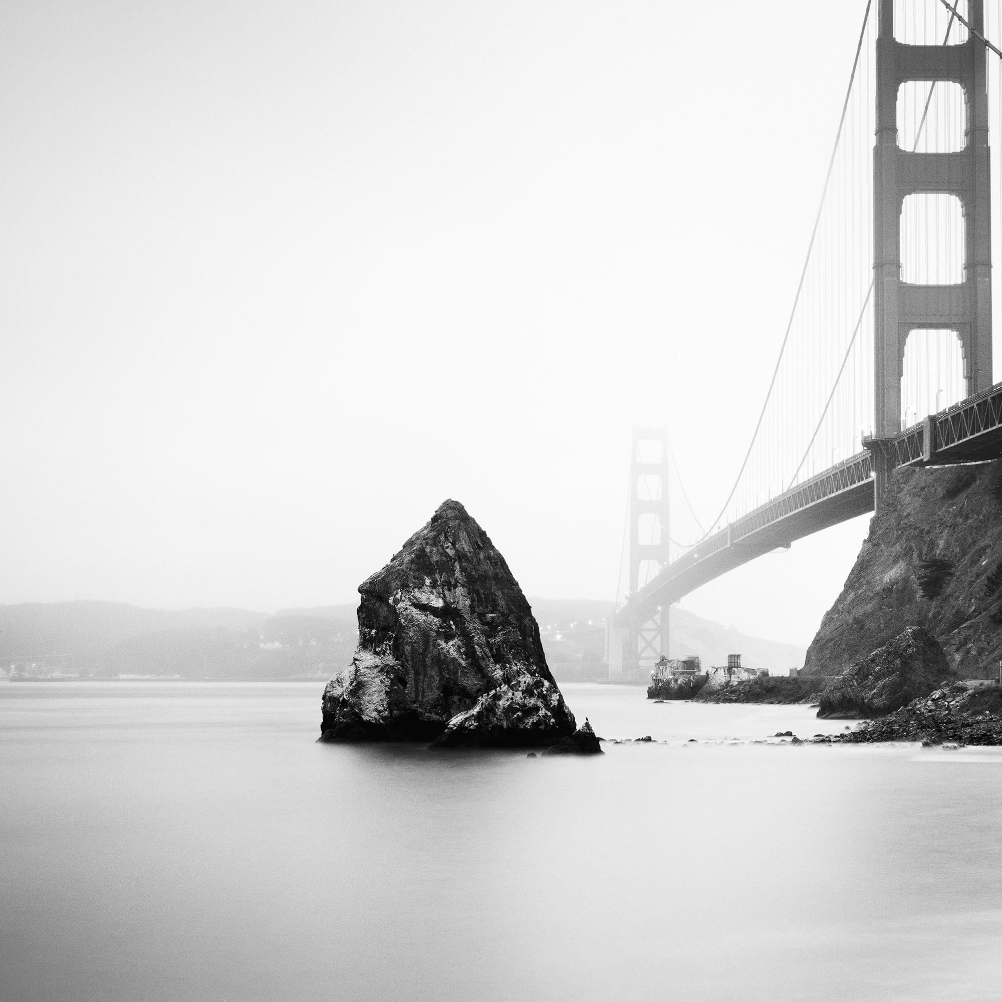Golden Gate Bridge, fort point rock, San Francisco, b&w Landschaftsfotografie im Angebot 5