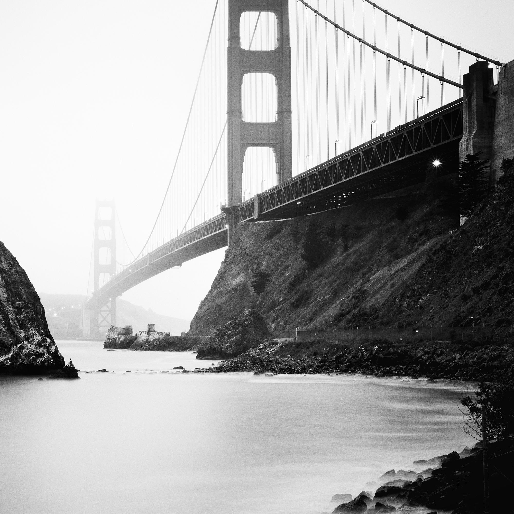 Golden Gate Bridge, fort point rock, San Francisco, b&w Landschaftsfotografie im Angebot 6