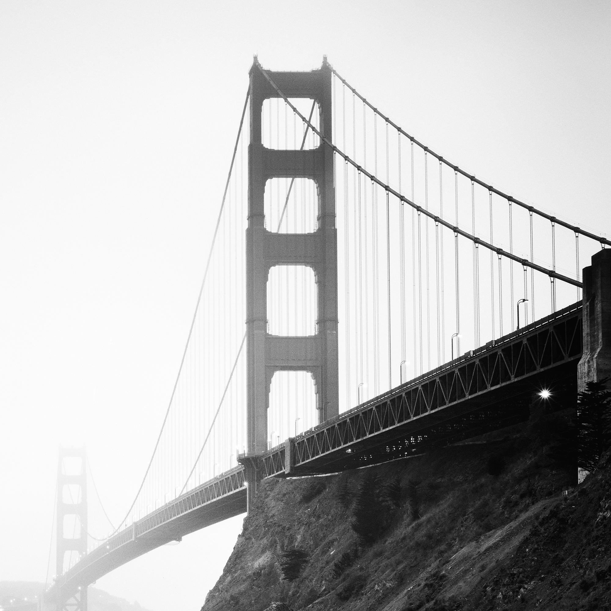 Golden Gate Bridge, fort point rock, San Francisco, b&w Landschaftsfotografie im Angebot 7