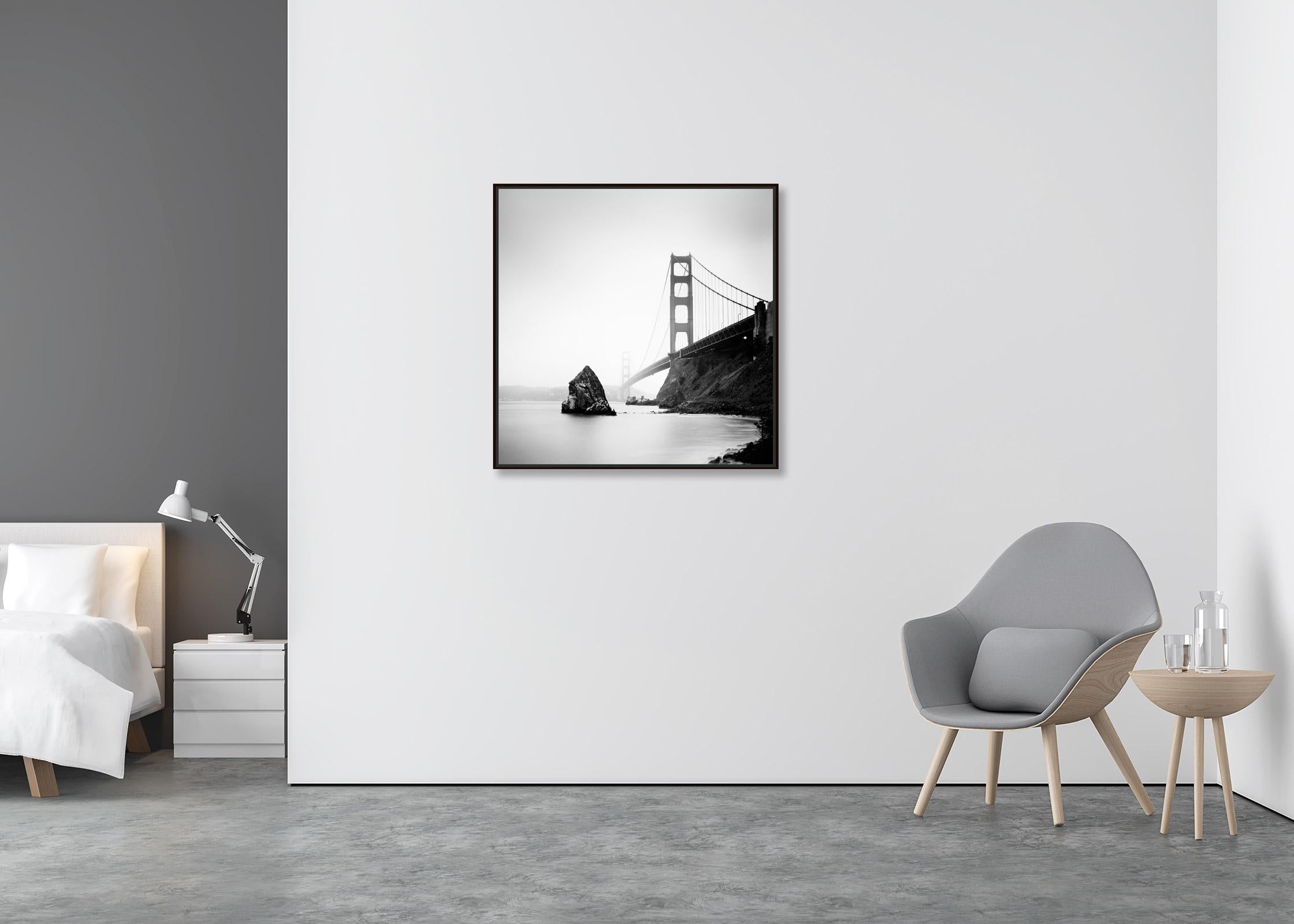 Golden Gate Bridge, fort point rock, San Francisco, b&w Landschaftsfotografie (Zeitgenössisch), Photograph, von Gerald Berghammer