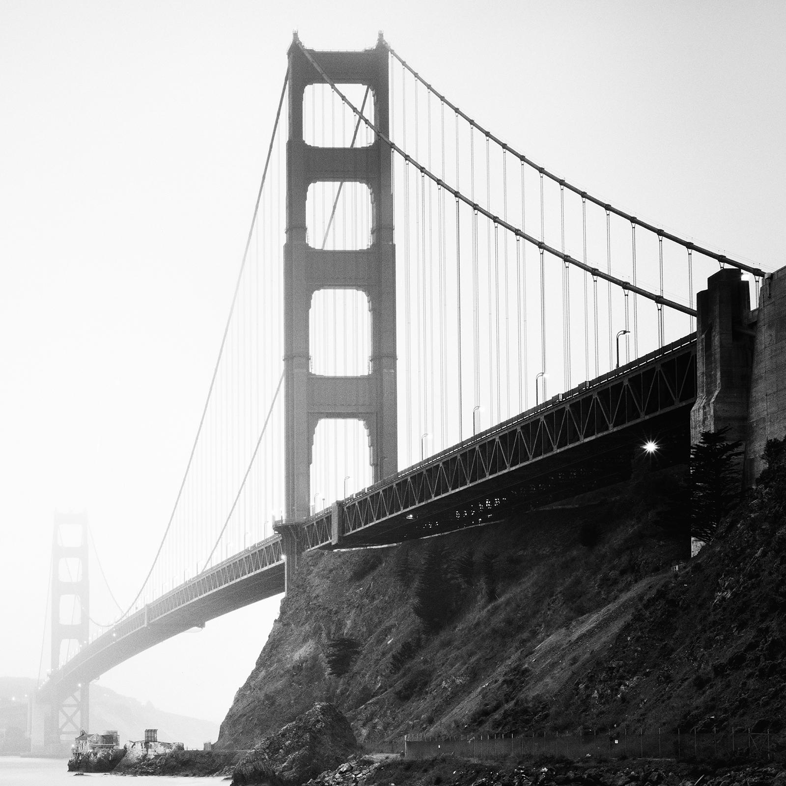 Golden Gate Bridge, fort point rock, San Francisco, b&w Landschaftsfotografie im Angebot 3