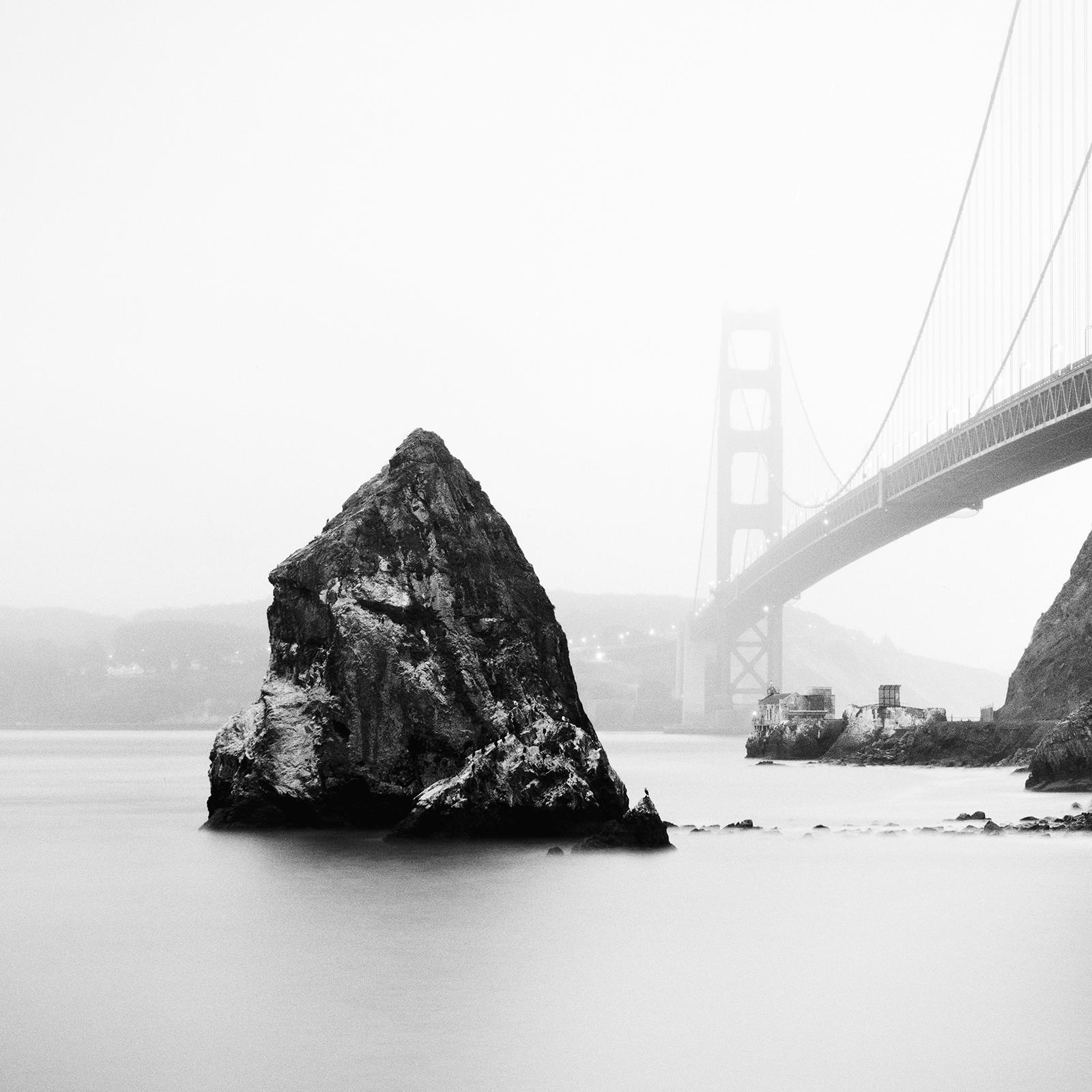 Golden Gate Bridge, fort point rock, San Francisco, b&w Landschaftsfotografie im Angebot 4