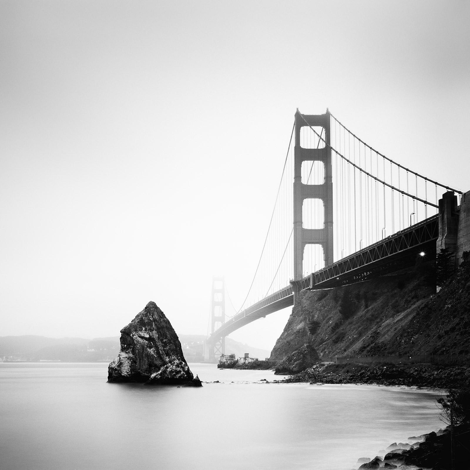 Gerald Berghammer Black and White Photograph – Golden Gate Bridge, fort point rock, San Francisco, b&w Landschaftsfotografie
