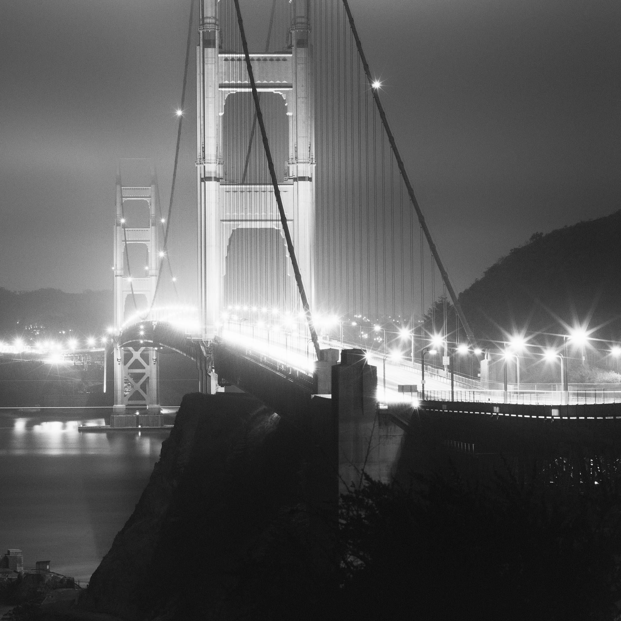 Golden Gate Bridge, Nacht, San Francisco, USA, Schwarz-Weiß-Landschaftsfotografie im Angebot 6