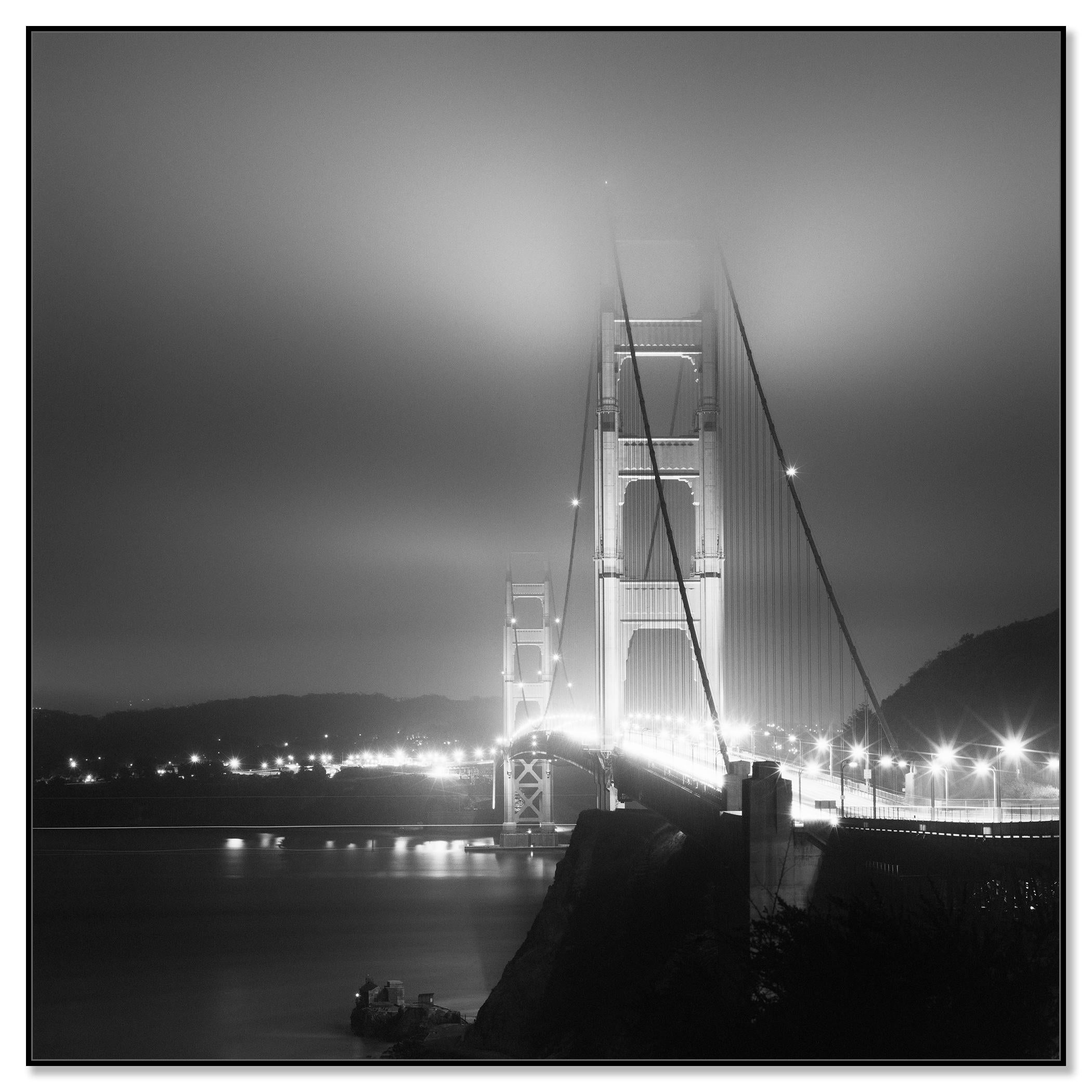 Golden Gate Bridge, Nacht, San Francisco, USA, Schwarz-Weiß-Landschaftsfotografie – Photograph von Gerald Berghammer