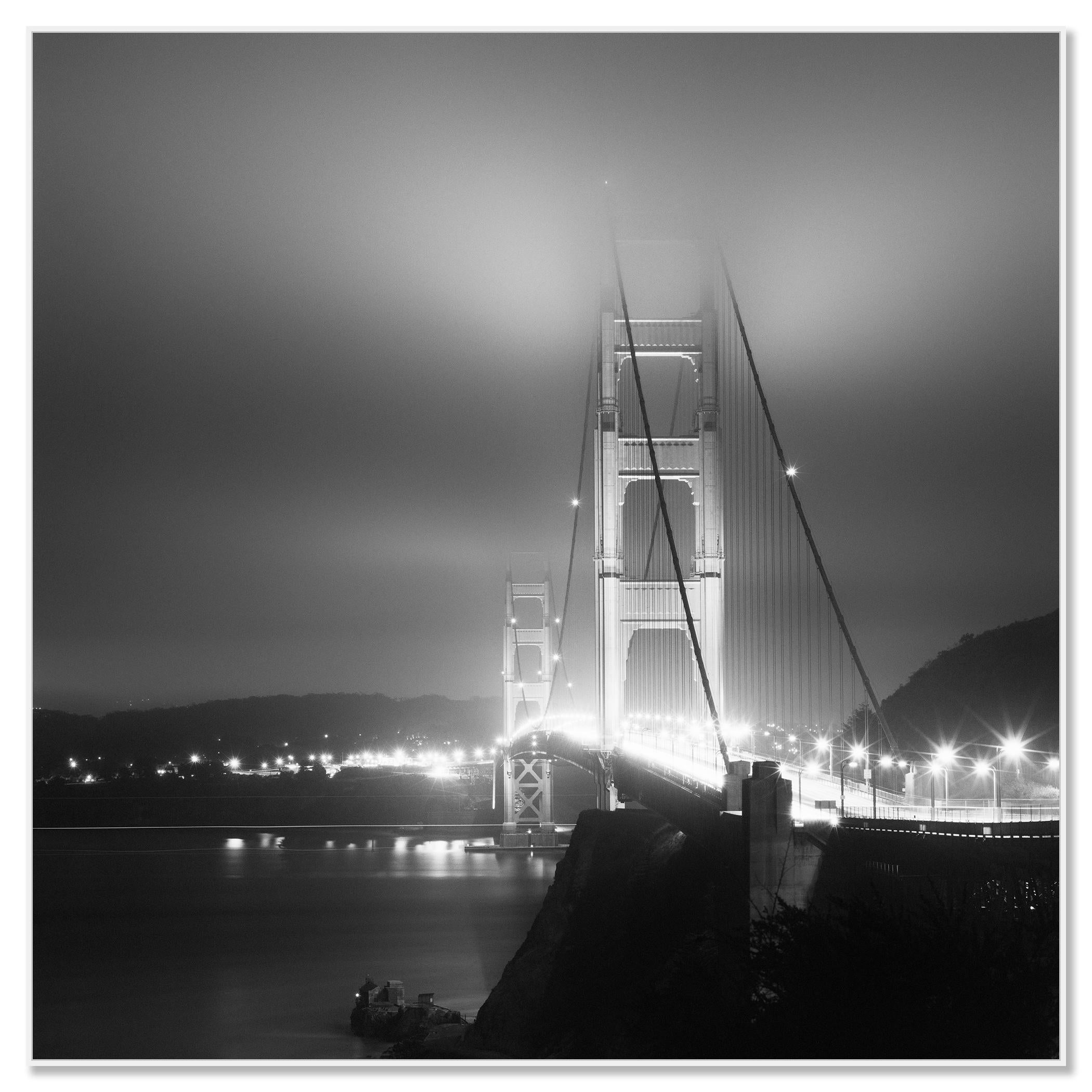 Golden Gate Bridge, Nacht, San Francisco, USA, Schwarz-Weiß-Landschaftsfotografie (Zeitgenössisch), Photograph, von Gerald Berghammer