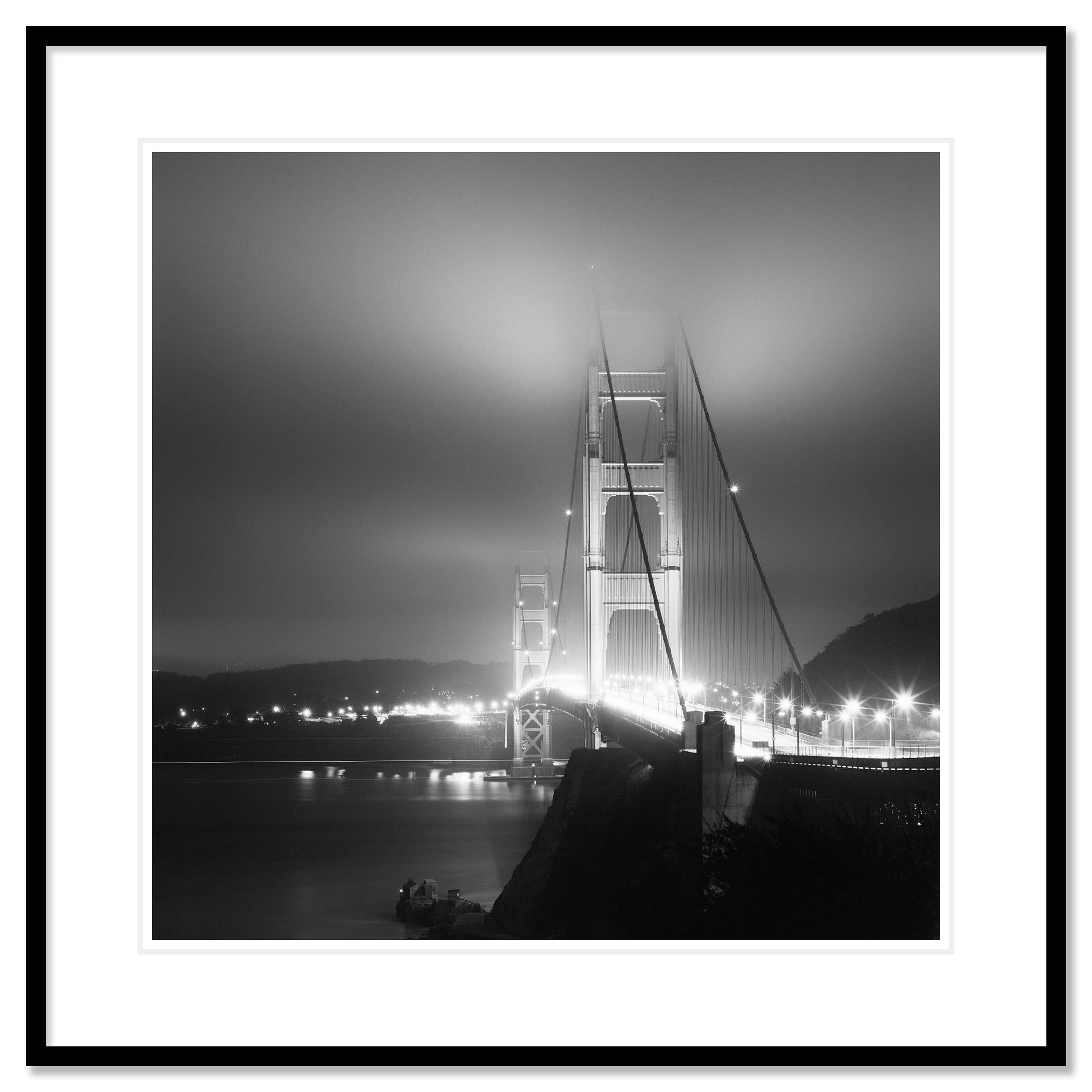 Schwarz-Weiß-Fotografie mit Langzeitbelichtung für Wasserlandschaften, Landschaften und Nachtaufnahmen. Golden Gate Bridge bei Nacht, San Francisco, USA. Pigmenttintendruck in einer limitierten Auflage von 9 Exemplaren. Alle Drucke von Gerald