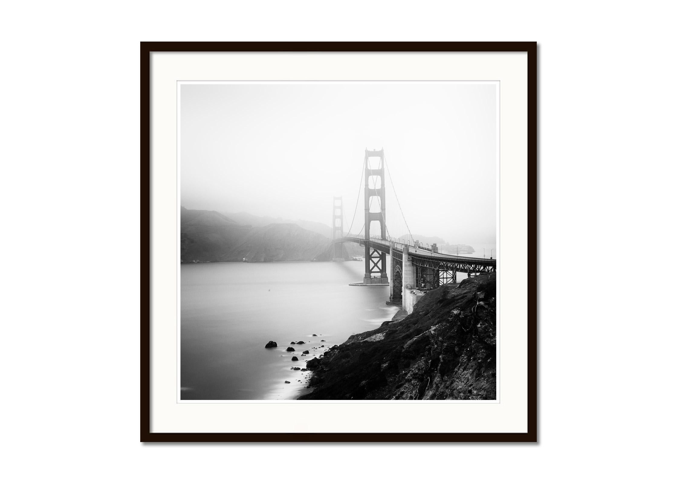 Golden Gate Bridge, San Francisco, Architektur, Schwarz-Weiß-Kunstfotografie (Grau), Black and White Photograph, von Gerald Berghammer