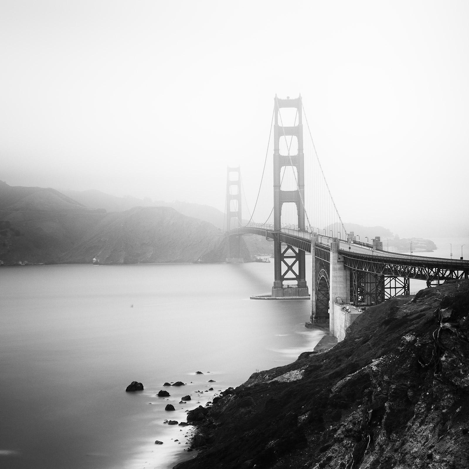 Gerald Berghammer Black and White Photograph – Golden Gate Bridge, San Francisco, Architektur, Schwarz-Weiß-Kunstfotografie