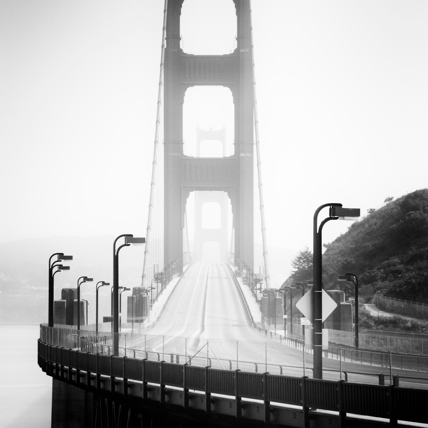 Golden Gate, CA, USA, Schwarz-Weiß-Gelatine-Silber-Kunstfotografie, gerahmt – Photograph von Gerald Berghammer