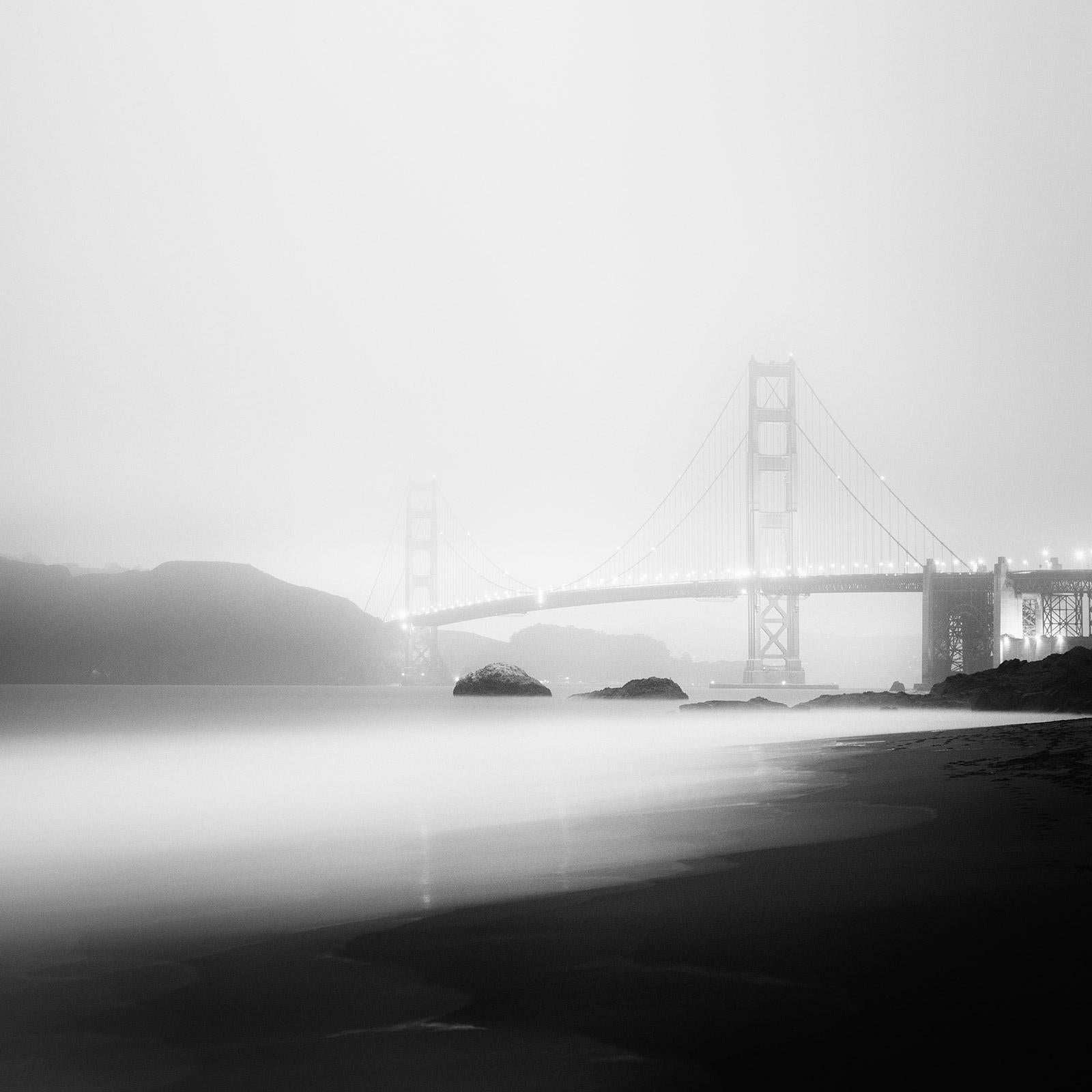 Gerald Berghammer Landscape Photograph – Golden Gate Bridge, Nebel, Nacht, USA, Schwarz-Weiß-Fotografie, Landschaft