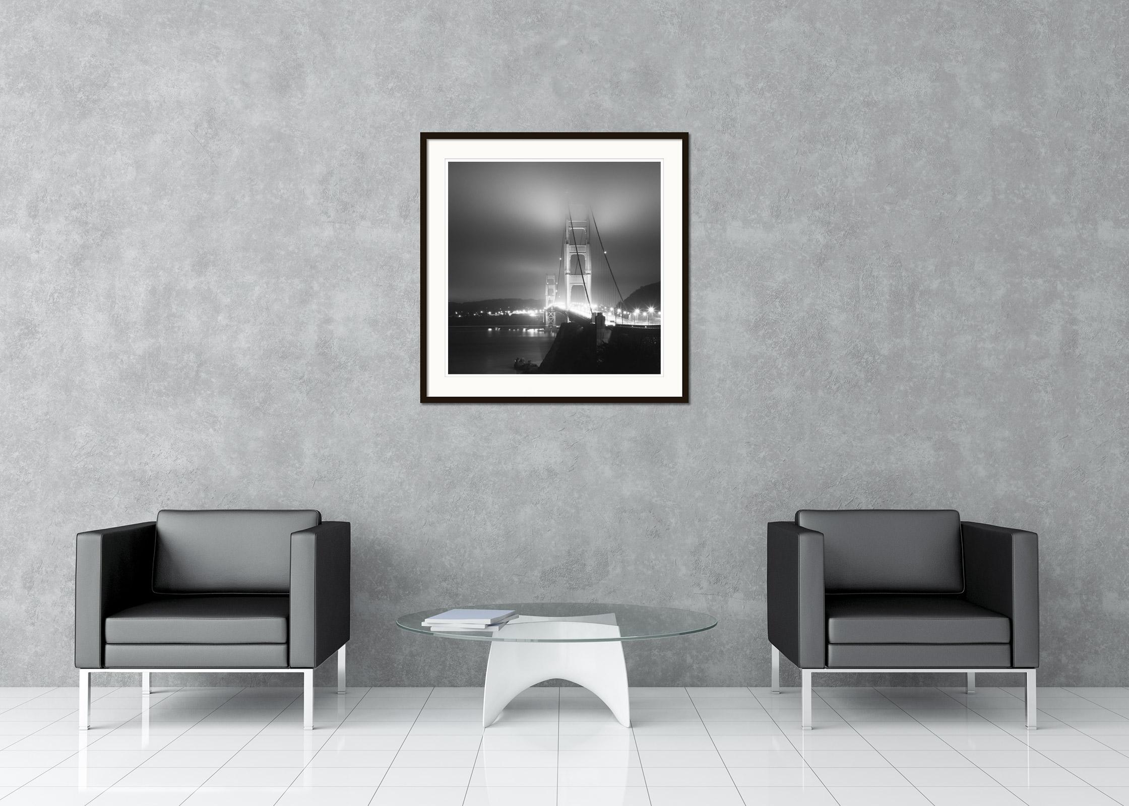 Schwarz-Weiß-Fotografie mit Langzeitbelichtung für Wasserlandschaften, Landschaften und Nachtaufnahmen. Golden Gate Bridge bei Nacht, San Francisco, USA. Pigmenttintendruck in einer limitierten Auflage von 9 Exemplaren. Alle Drucke von Gerald