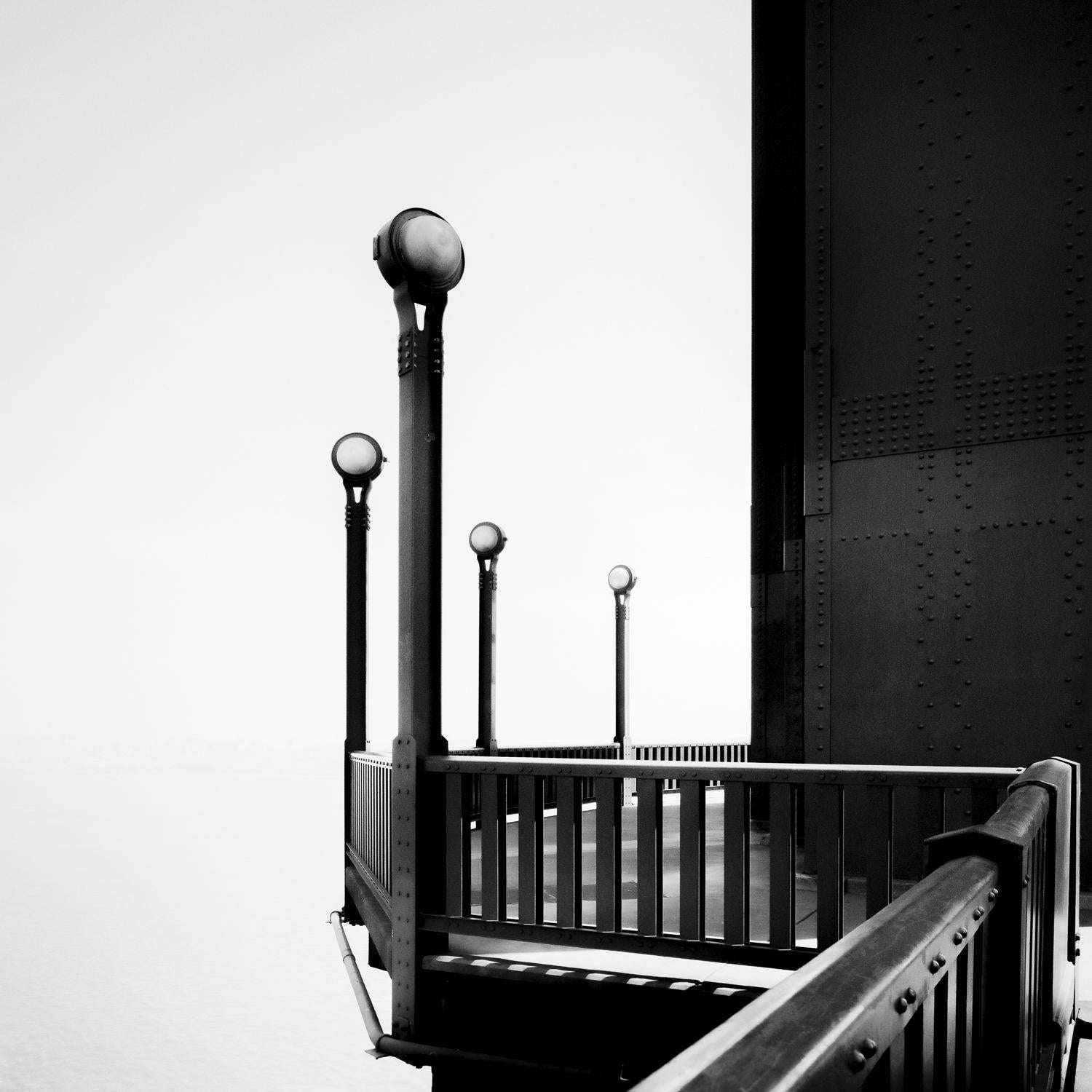 Golden Gate, San Francisco, USA, schwarz-weiße Kunst-Stadtlandschaft, Holzrahmen – Photograph von Gerald Berghammer