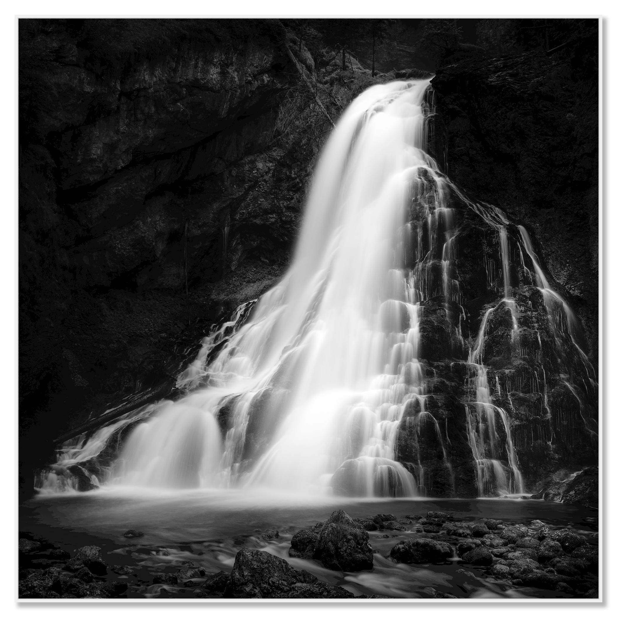 Cascadas de Golling, cascada, Austria, fotografía en blanco y negro, paisaje artístico - Photograph Abstracto de Gerald Berghammer