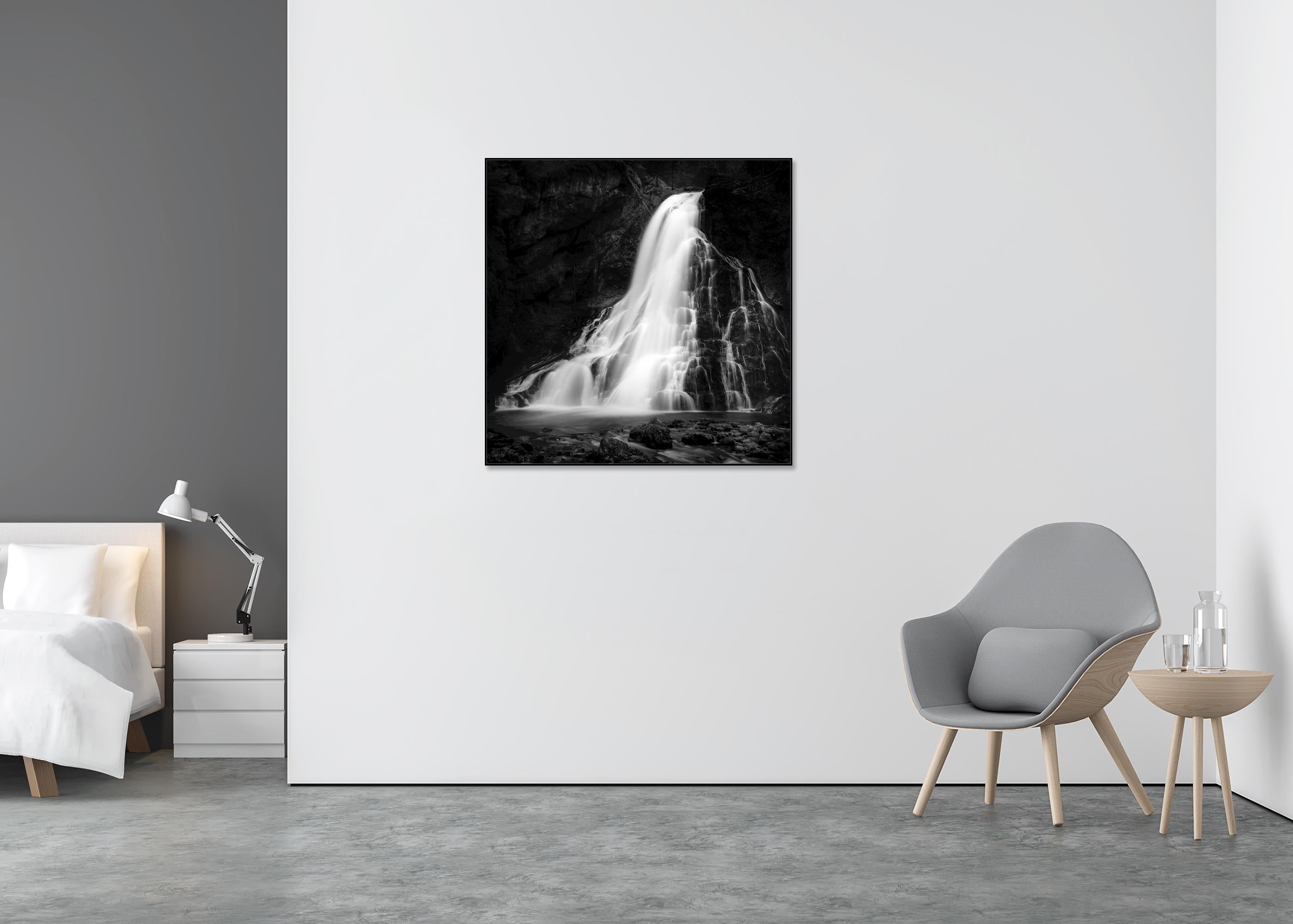Cascadas de Golling, cascada, Austria, fotografía en blanco y negro, paisaje artístico - Black and White Photograph Negro de Gerald Berghammer