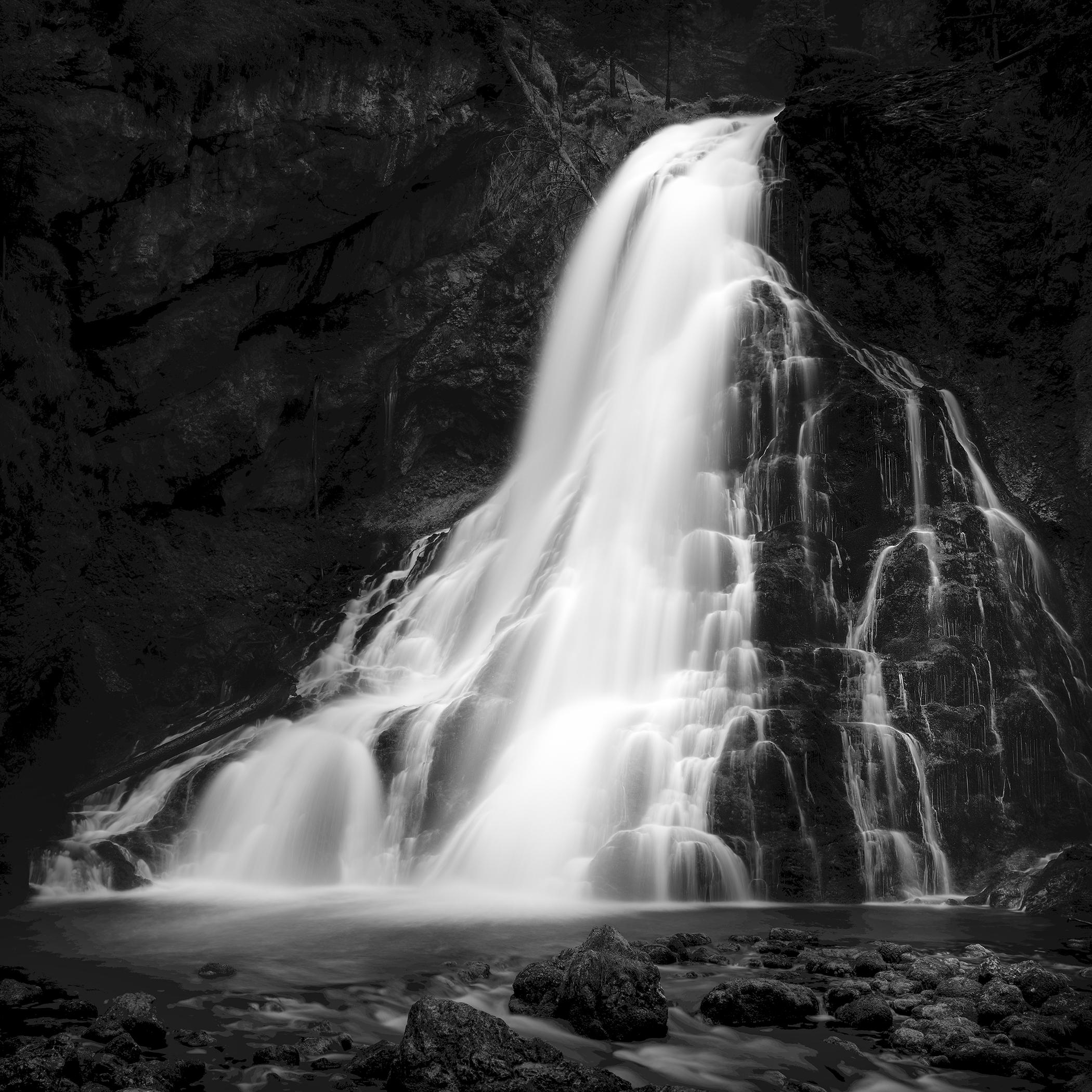 Black and White Photograph de Gerald Berghammer - Cascadas de Golling, cascada, Austria, fotografía en blanco y negro, paisaje artístico