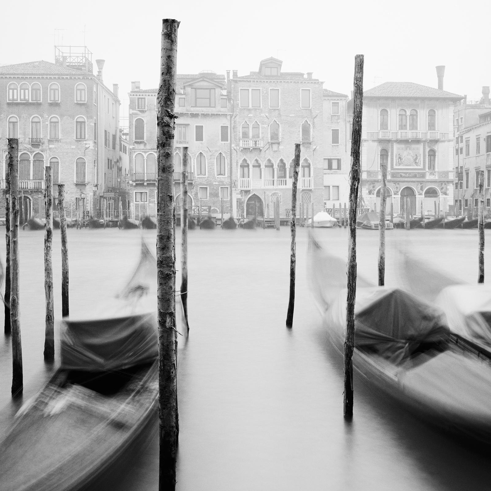 Gondola, Canal Grande, Schwarz-Weiß-Landschaft von Venedig, Druck in limitierter Auflage im Angebot 5