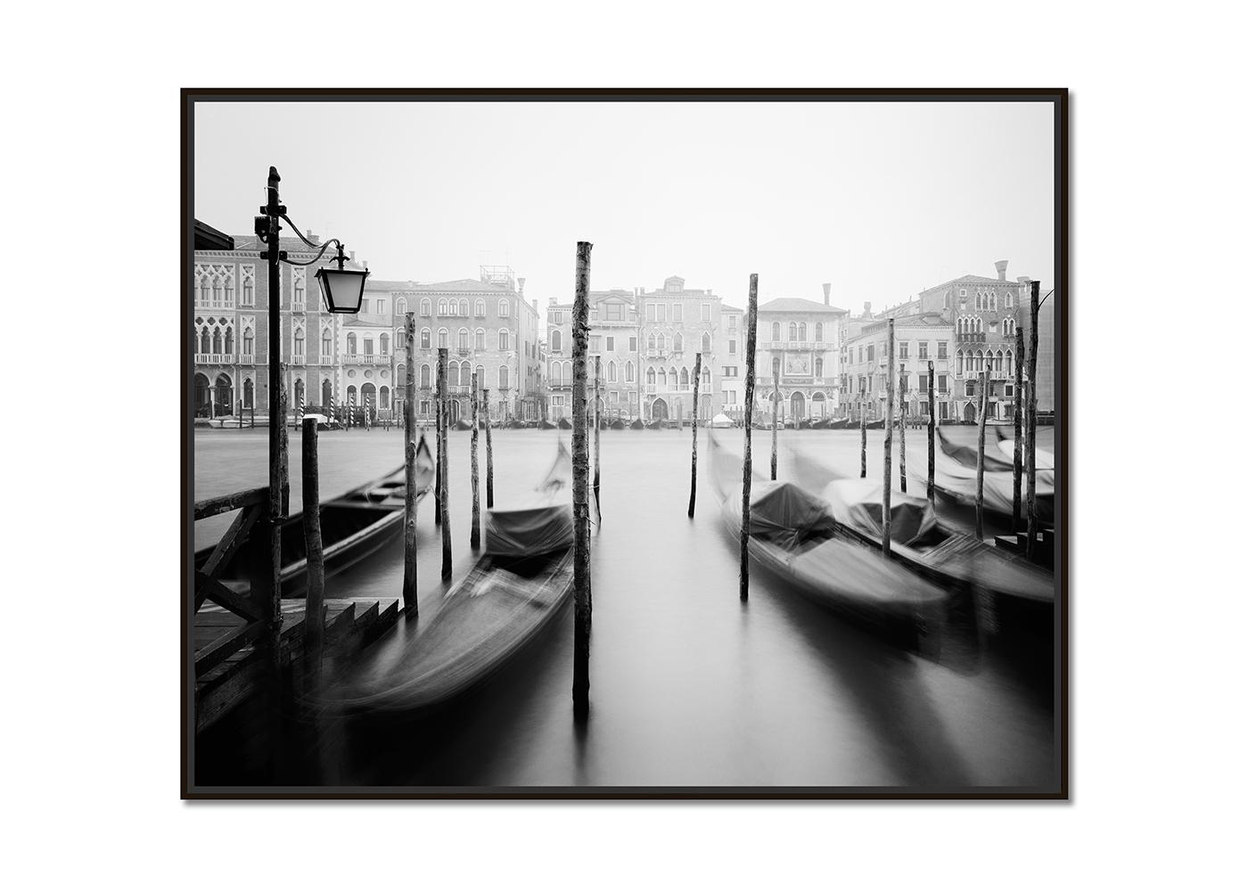 Gondola, Canal Grande, Schwarz-Weiß-Landschaft von Venedig, Druck in limitierter Auflage – Photograph von Gerald Berghammer