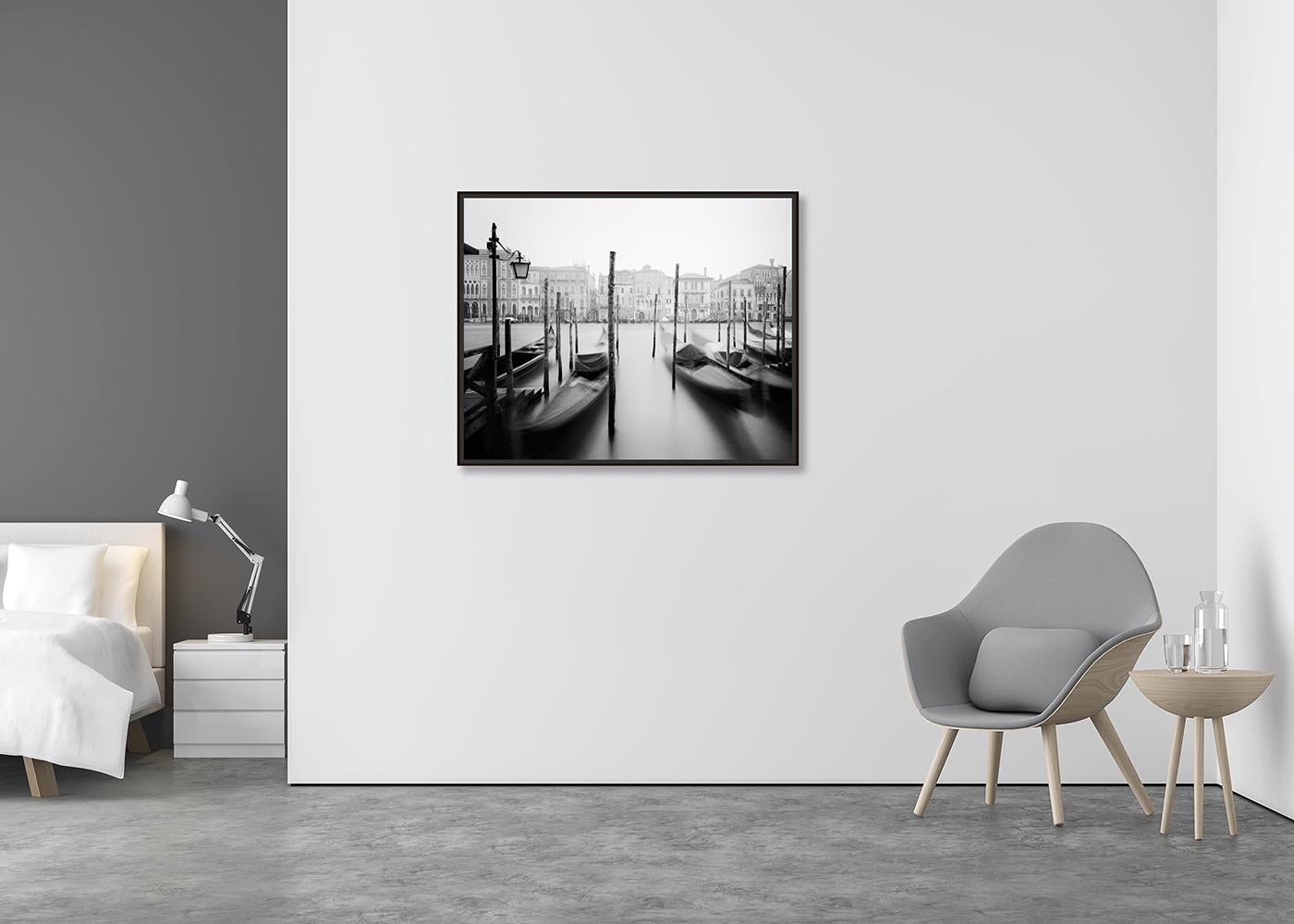 Gondola, Canal Grande, Schwarz-Weiß-Landschaft von Venedig, Druck in limitierter Auflage (Zeitgenössisch), Photograph, von Gerald Berghammer
