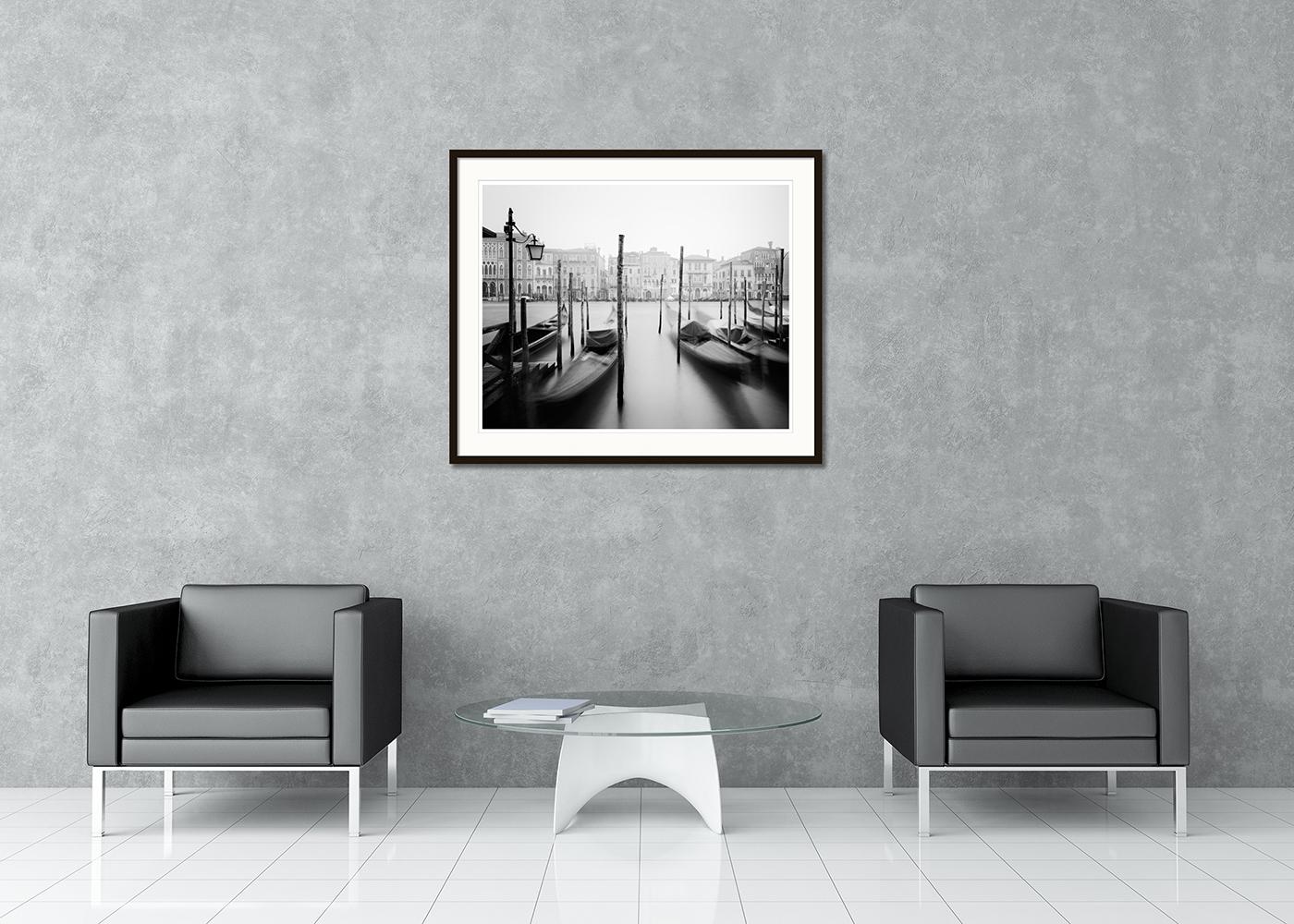 Schwarz-Weiß-Fotografie mit Langzeitbelichtung für Stadt- und Landschaftsbilder. Gondel auf dem Canal Grande bei Sonnenaufgang Venedig, Italien. Pigmenttintendruck, Auflage 7, signiert, betitelt, datiert und nummeriert vom Künstler. Mit
