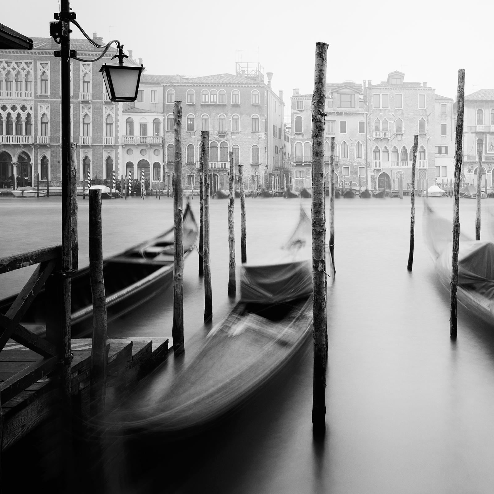 Gondola, Canal Grande, Schwarz-Weiß-Landschaft von Venedig, Druck in limitierter Auflage im Angebot 3