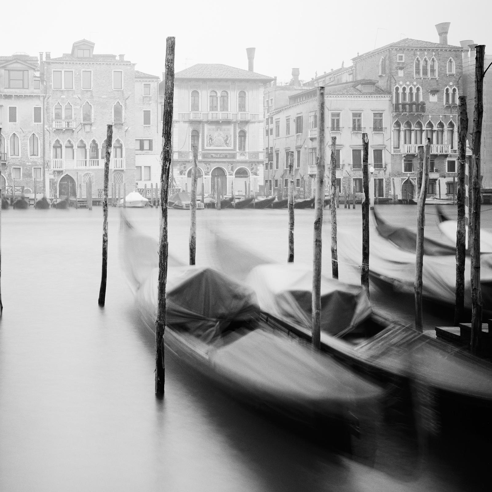 Gondola, Canal Grande, Schwarz-Weiß-Landschaft von Venedig, Druck in limitierter Auflage im Angebot 4