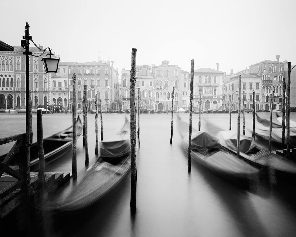 Gerald Berghammer Landscape Photograph – Gondola, Canal Grande, Schwarz-Weiß-Landschaft von Venedig, Druck in limitierter Auflage
