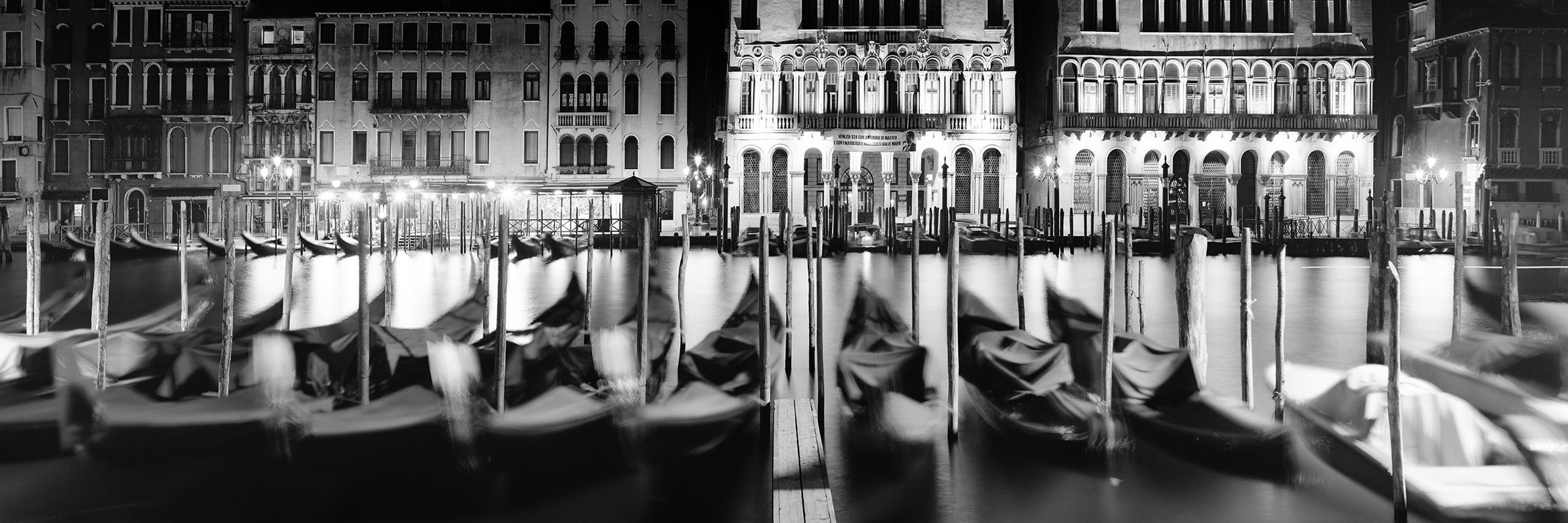 Gondola Night Study 1, Venedig, Schwarz-Weiß-Fotografie, Landschaft, bildende Kunst
