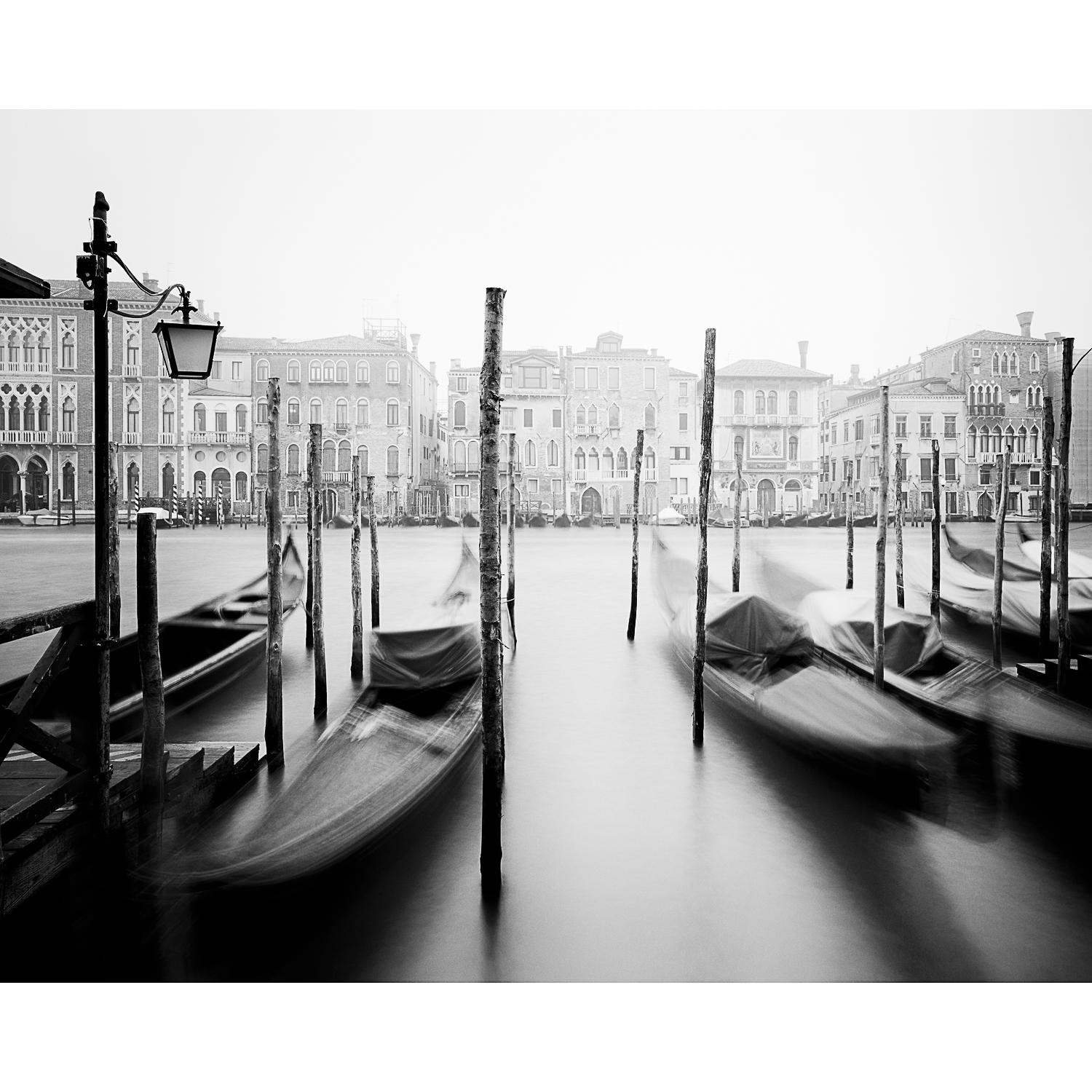 Gondola, Venedig, Schwarz-Weiß-Gelatine-Silber-Kunstfoto, gerahmt – Photograph von Gerald Berghammer