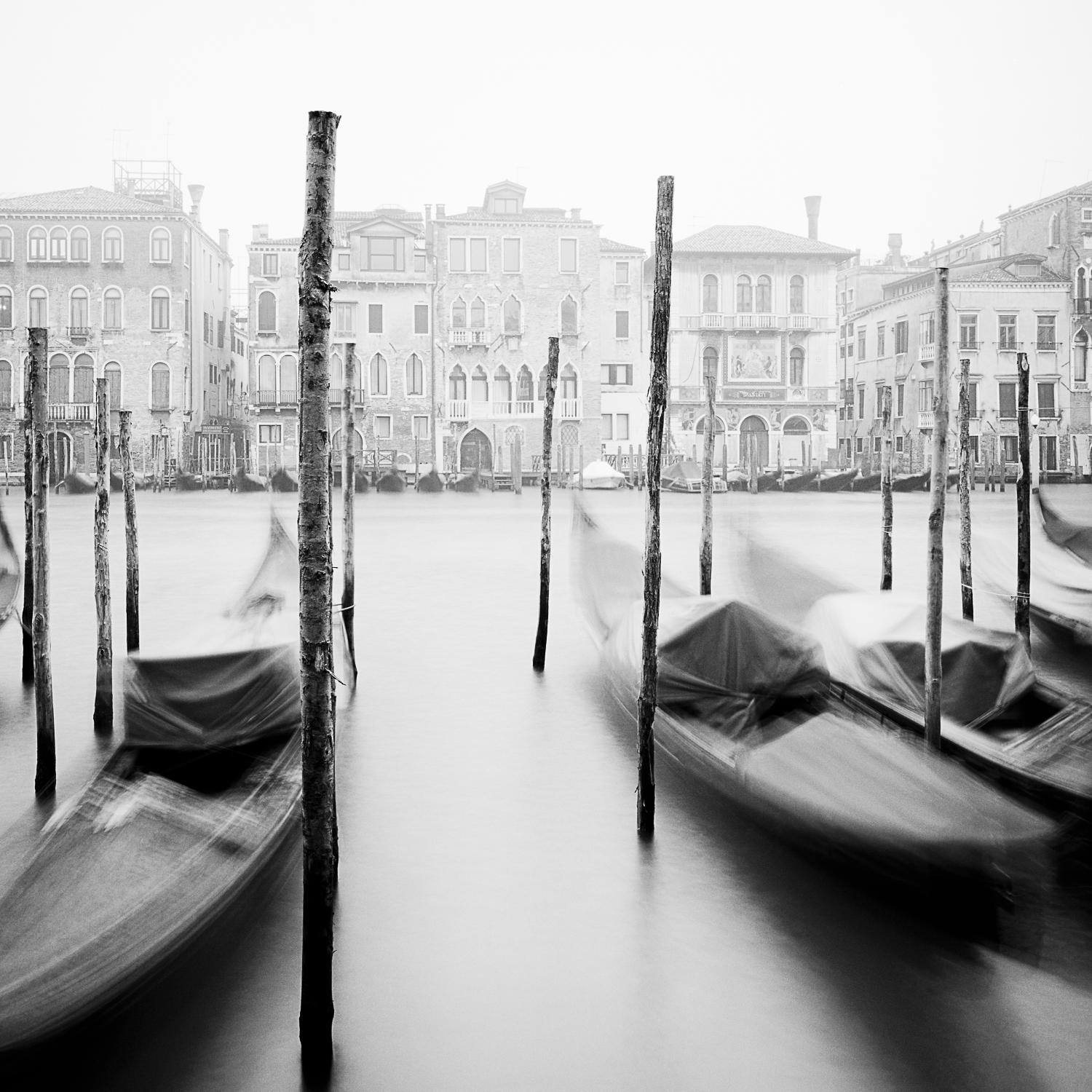 Gondola, Venedig, Schwarz-Weiß-Gelatine-Silber-Kunstfoto, gerahmt (Zeitgenössisch), Photograph, von Gerald Berghammer