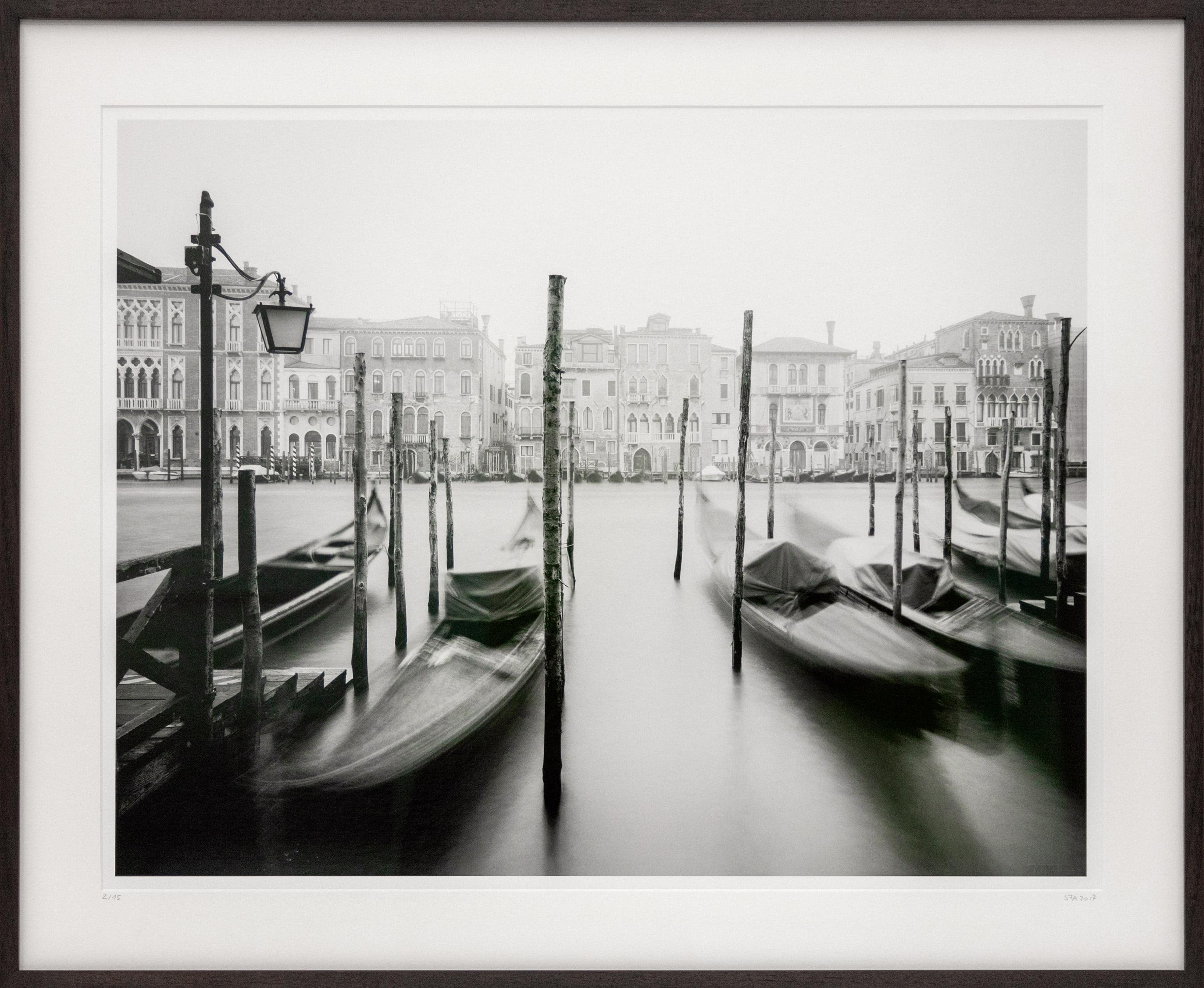 Gerald Berghammer Black and White Photograph – Gondola, Venedig, Schwarz-Weiß-Gelatine-Silber-Kunstfoto, gerahmt