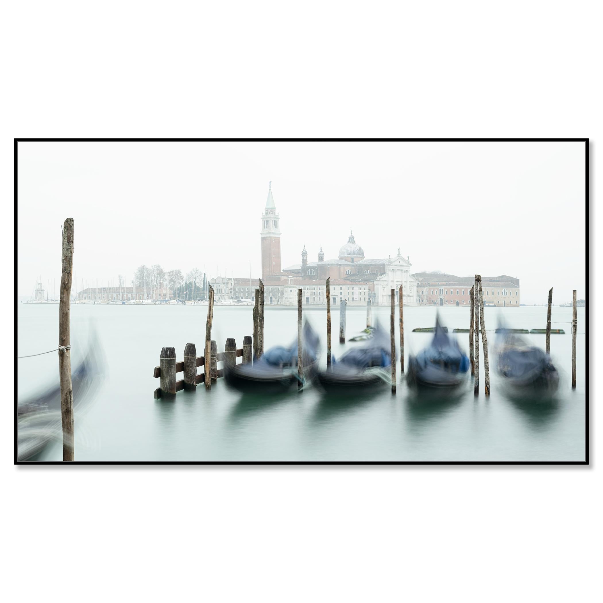 Gondoles et Church's San Giorgio - paysage urbain - Venise - édition limitée - Contemporain Photograph par Gerald Berghammer