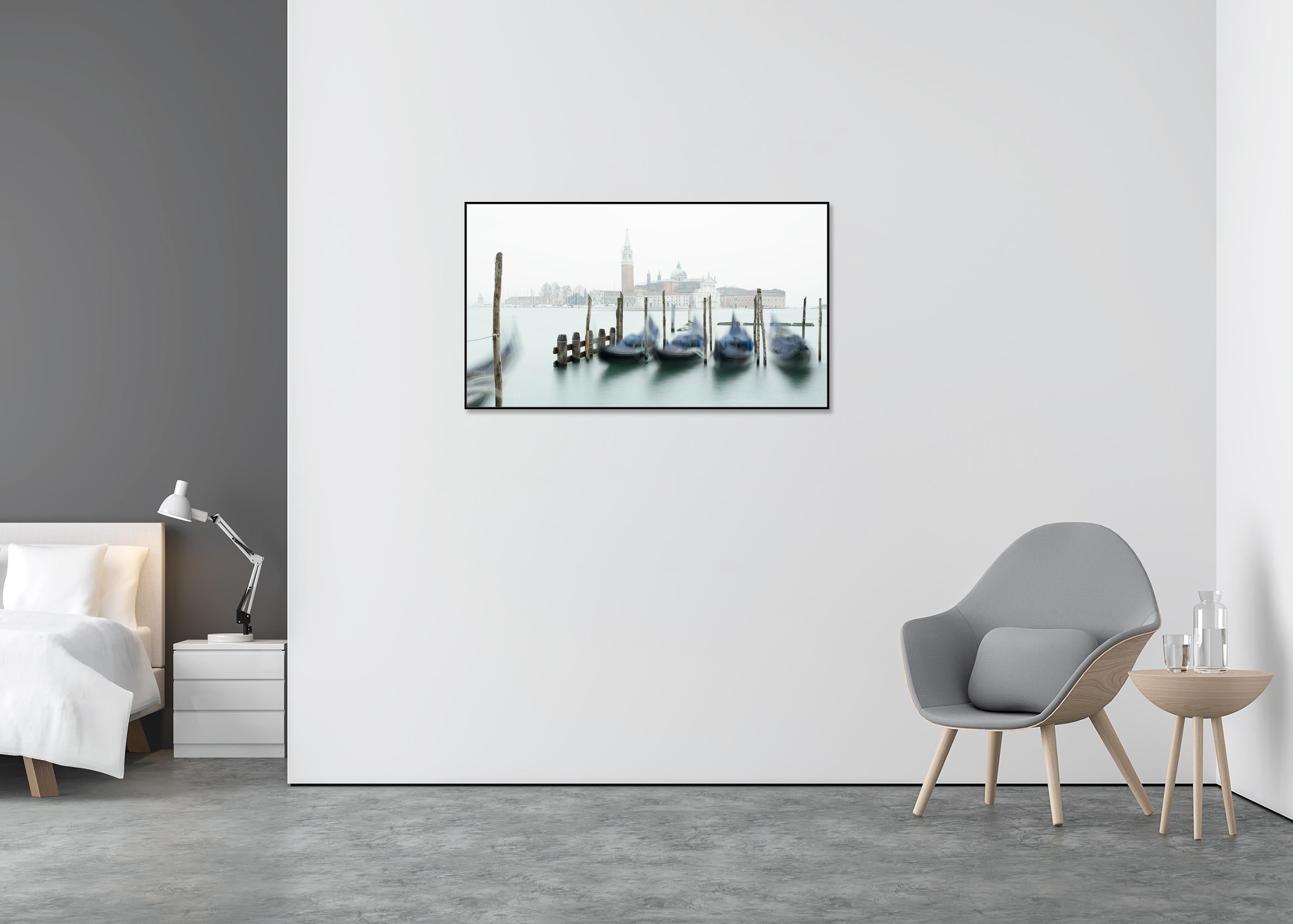 Gondoles et Church's San Giorgio - paysage urbain - Venise - édition limitée - Gris Color Photograph par Gerald Berghammer