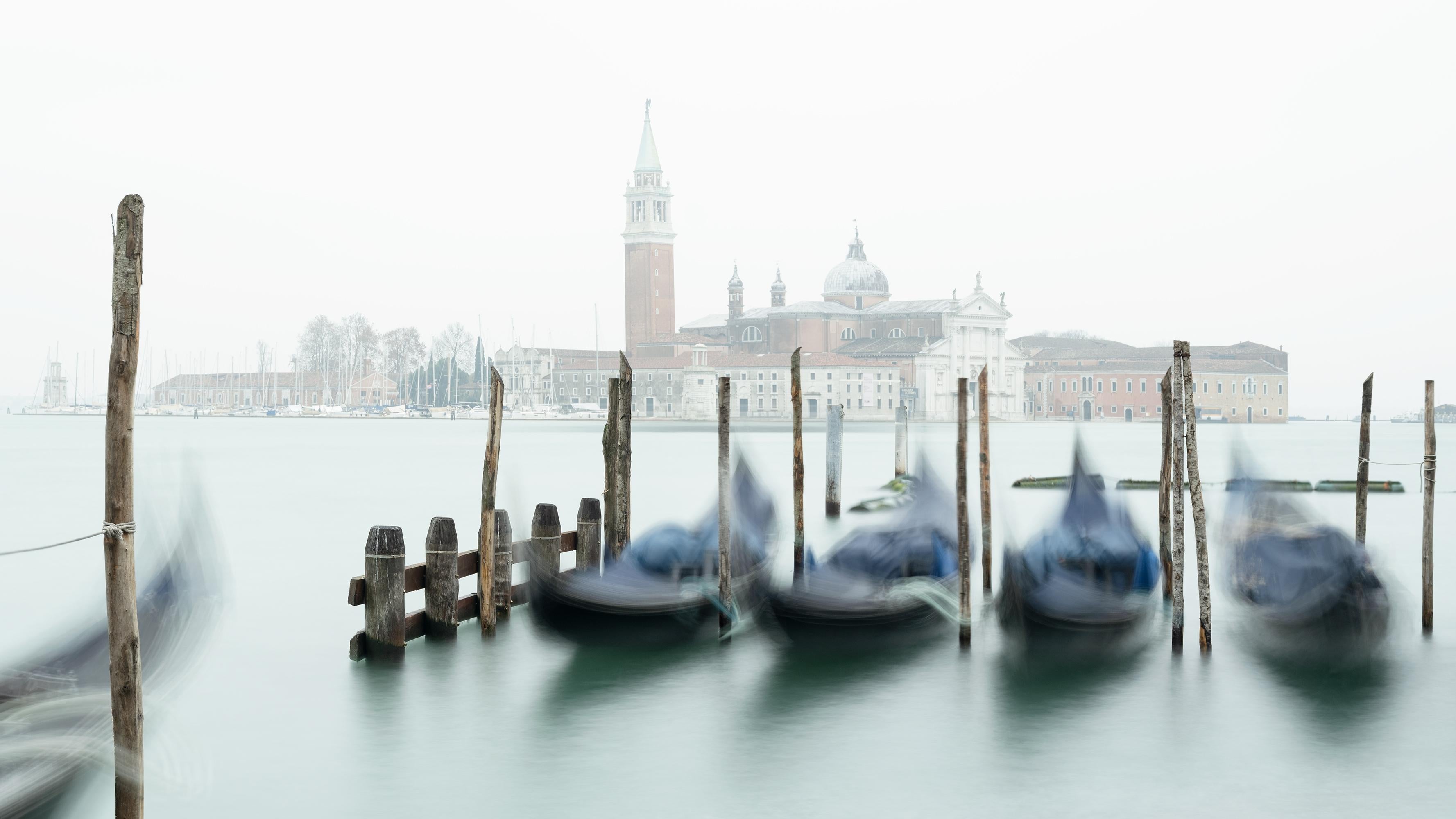 Gondeln und San Giorgio Maggiore – Venedig, Farbfotografie in limitierter Auflage