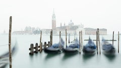 Góndolas y San Giorgio Maggiore – Venecia, fotografía en color de edición limitada