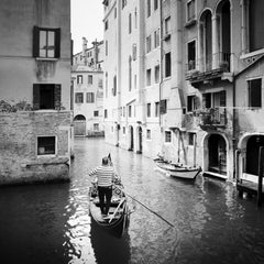 Gondoliere, Canal Grande, Venedig, Schwarz-Weiß-Fotografie der bildenden Kunst