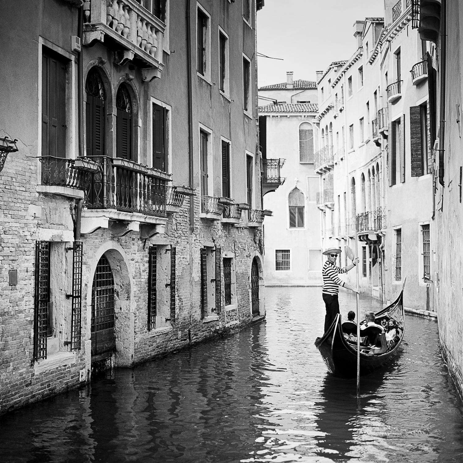 Gondoliere, Venedig, Italien, Schwarz-Weiß-Fotografie, Pigmentdruck, gerahmt – Photograph von Gerald Berghammer