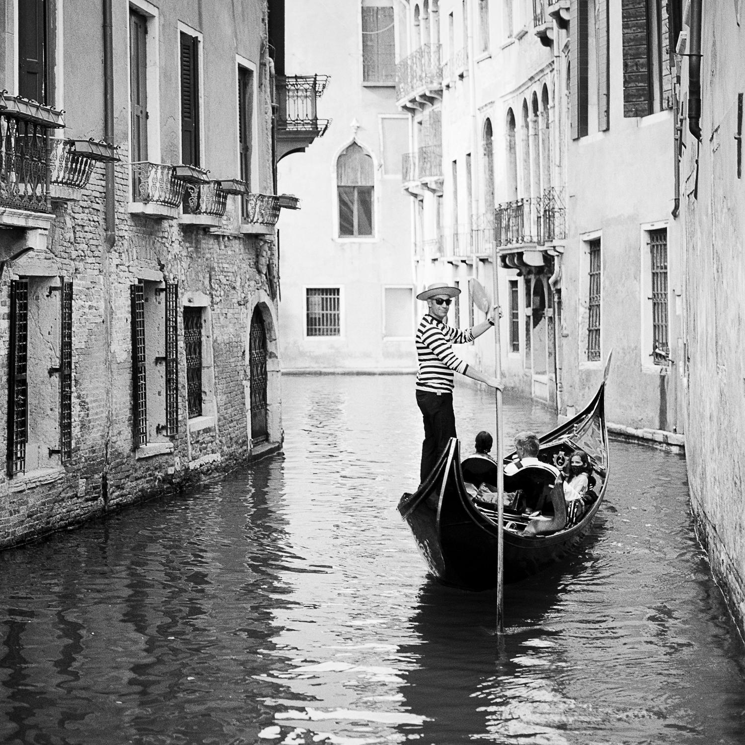 Gondoliere, Venedig, Italien, Schwarz-Weiß-Fotografie, Pigmentdruck, gerahmt (Zeitgenössisch), Photograph, von Gerald Berghammer