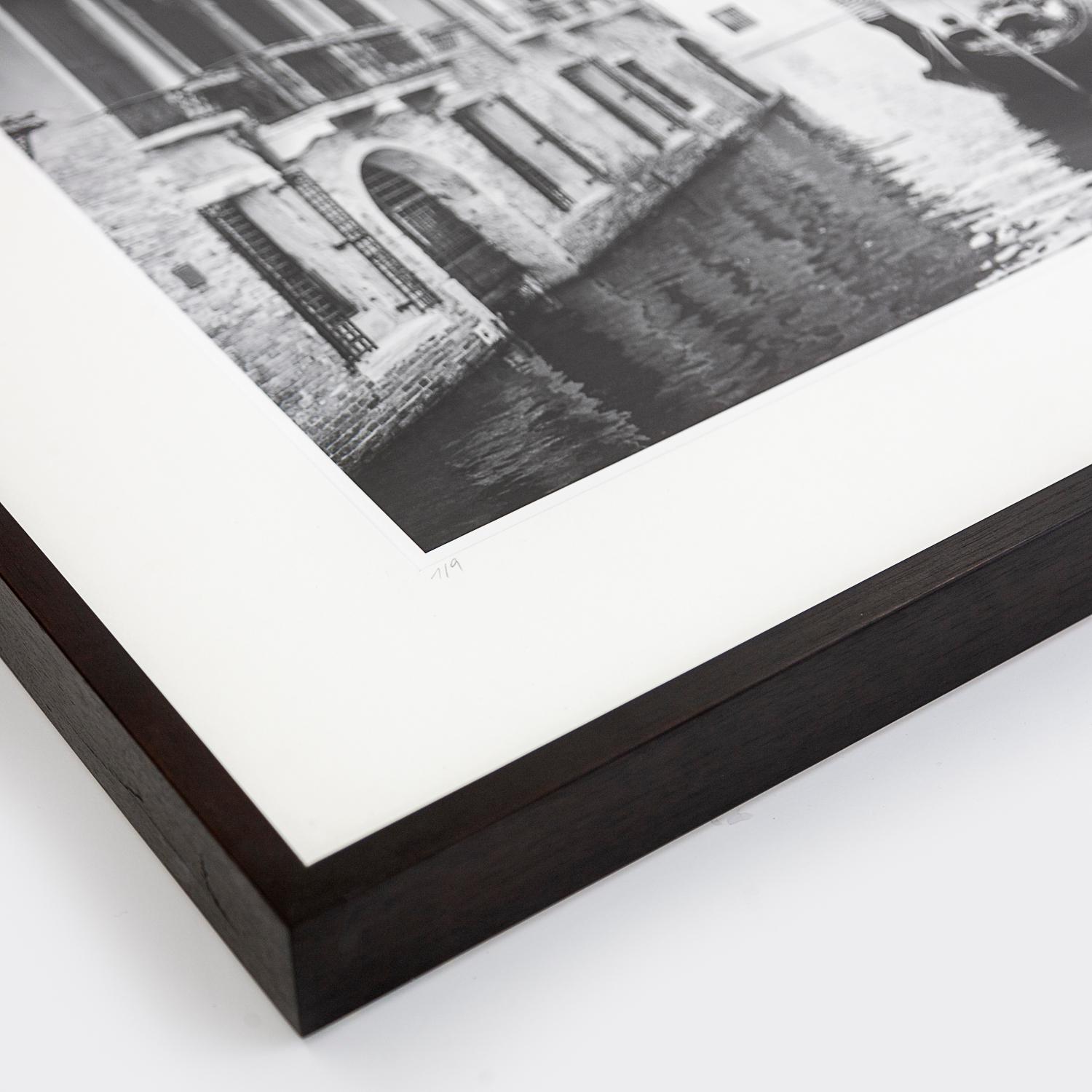 Gondoliere, Venedig, Italien, Schwarz-Weiß-Fotografie, Pigmentdruck, gerahmt im Angebot 1