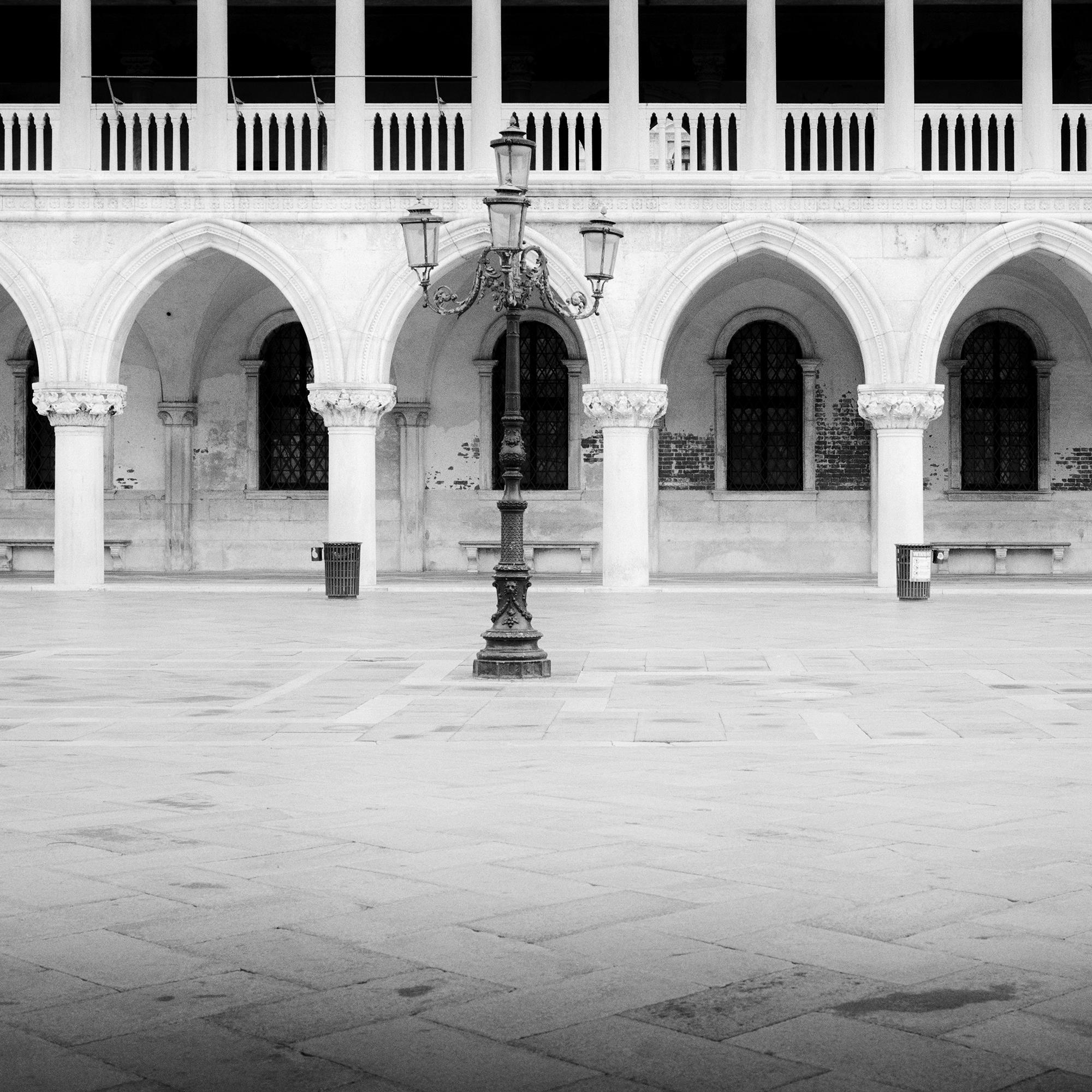 Facade gothique, Palais des Doges, Venise, photographie monochrome, édition limitée en vente 5