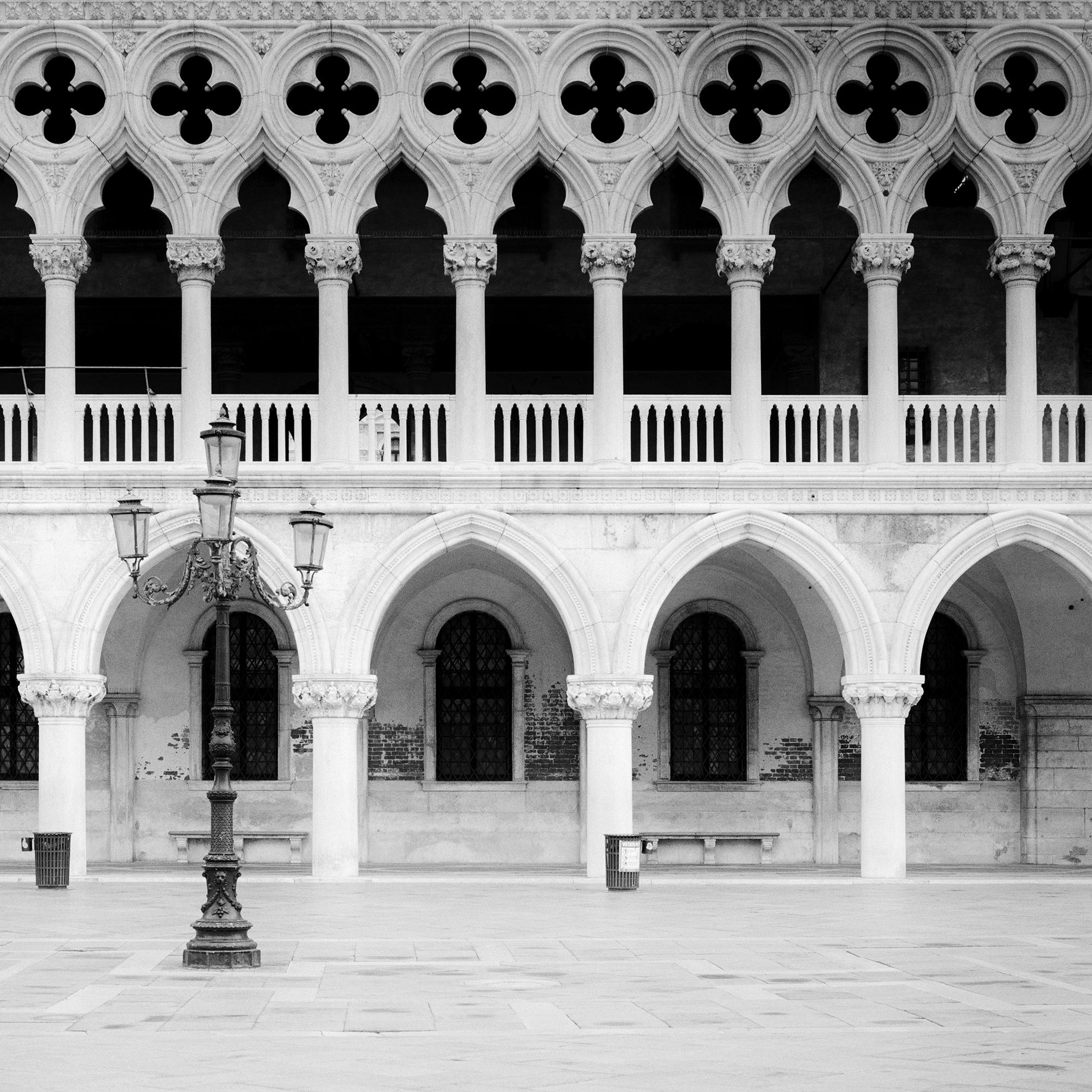 Facade gothique, Palais des Doges, Venise, photographie monochrome, édition limitée en vente 6