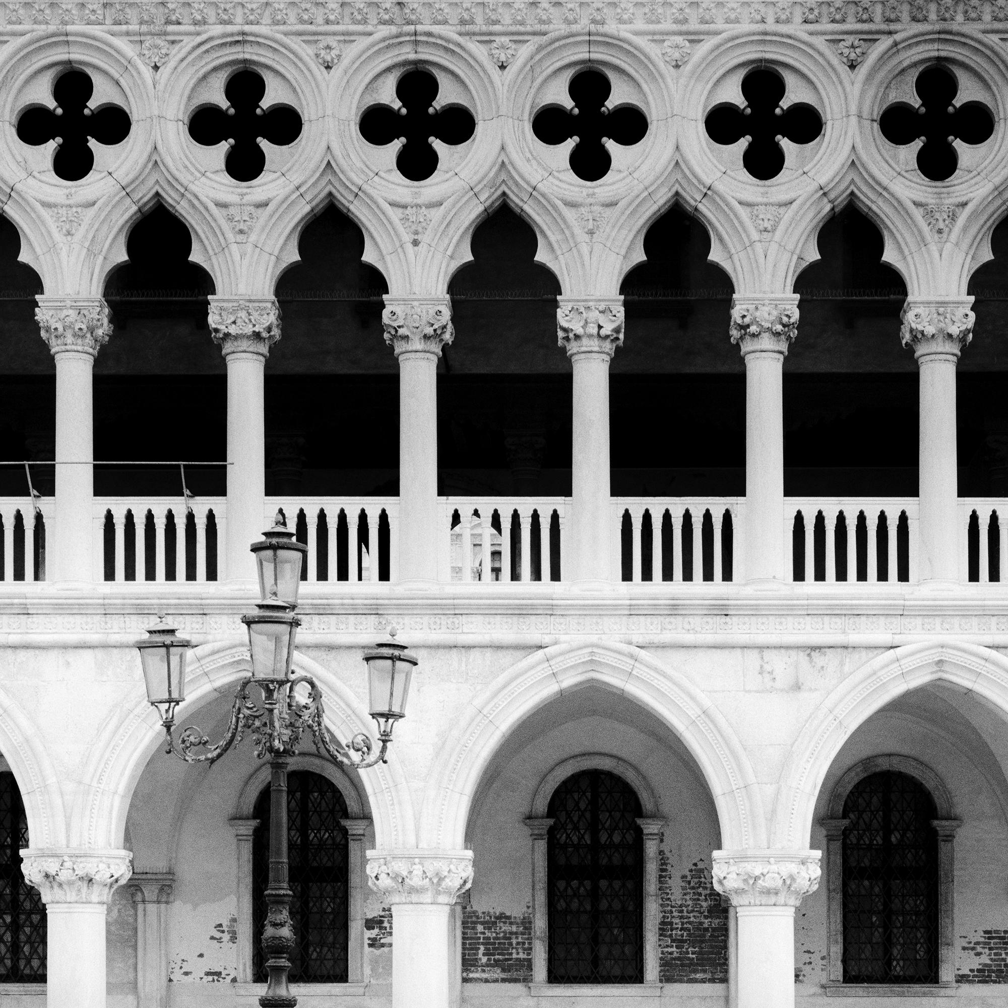 Facade gothique, Palais des Doges, Venise, photographie monochrome, édition limitée en vente 7