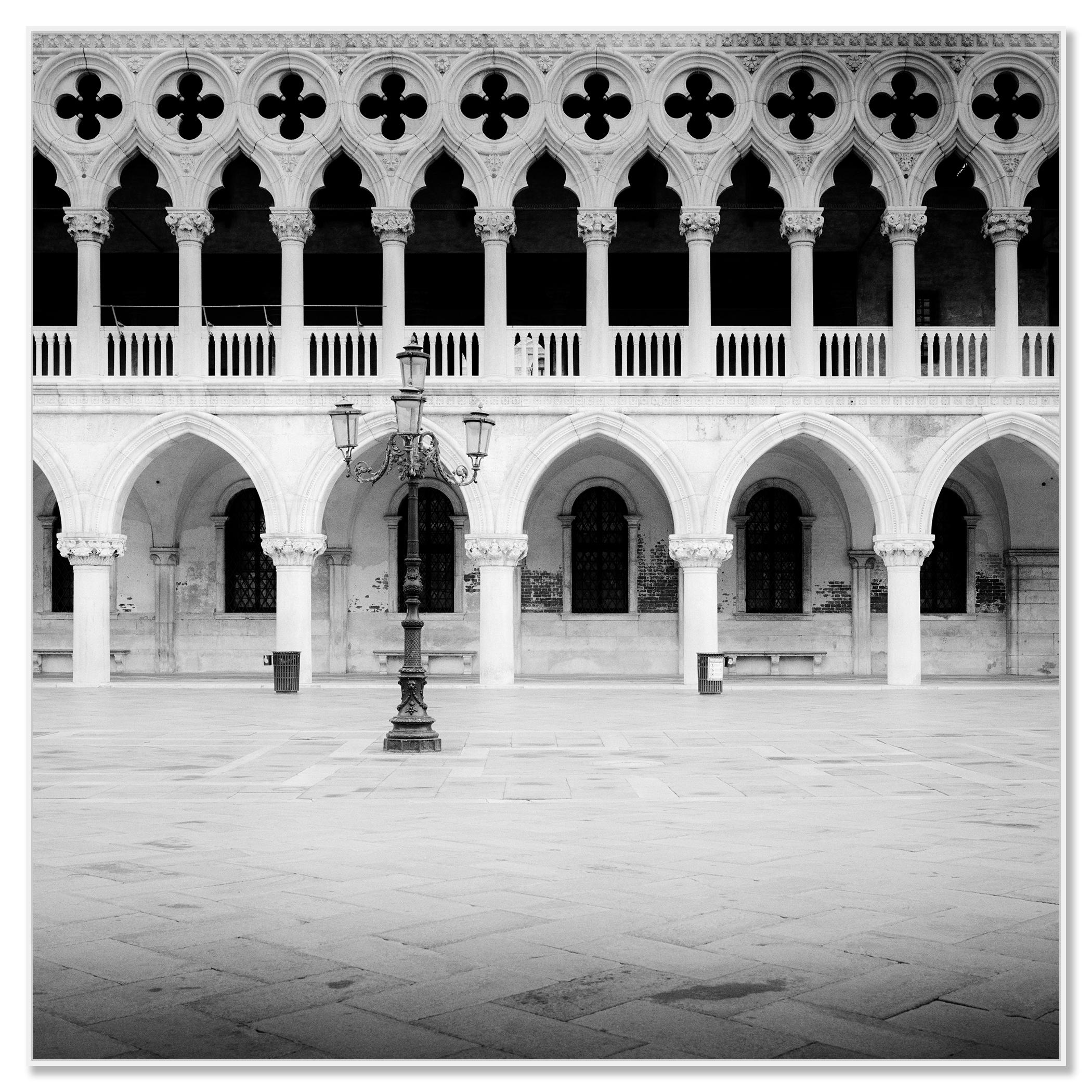 Facade gothique, Palais des Doges, Venise, photographie monochrome, édition limitée - Photograph de Gerald Berghammer