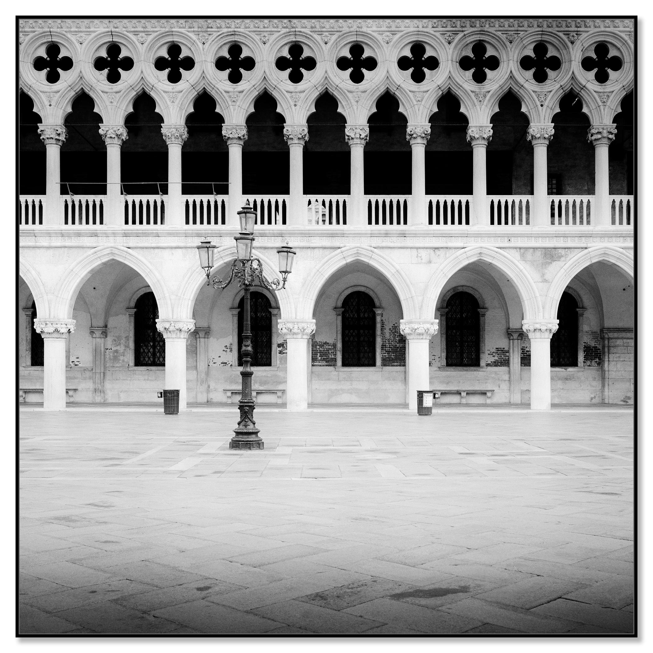 Facade gothique, Palais des Doges, Venise, photographie monochrome, édition limitée - Contemporain Photograph par Gerald Berghammer