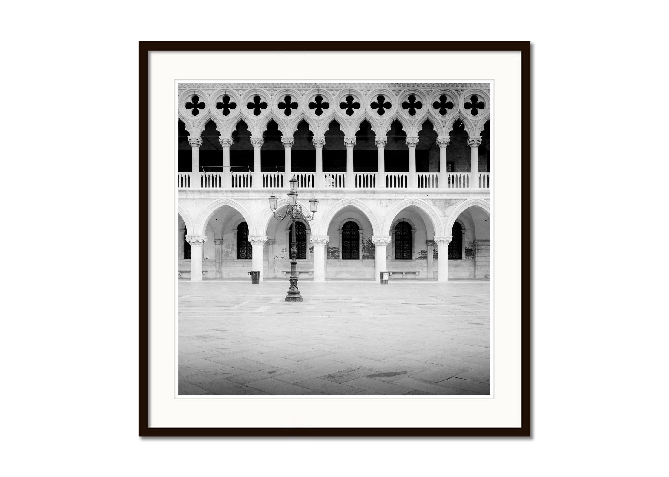 Facade gothique, Palais des Doges, Venise, photographie monochrome, édition limitée - Gris Landscape Photograph par Gerald Berghammer