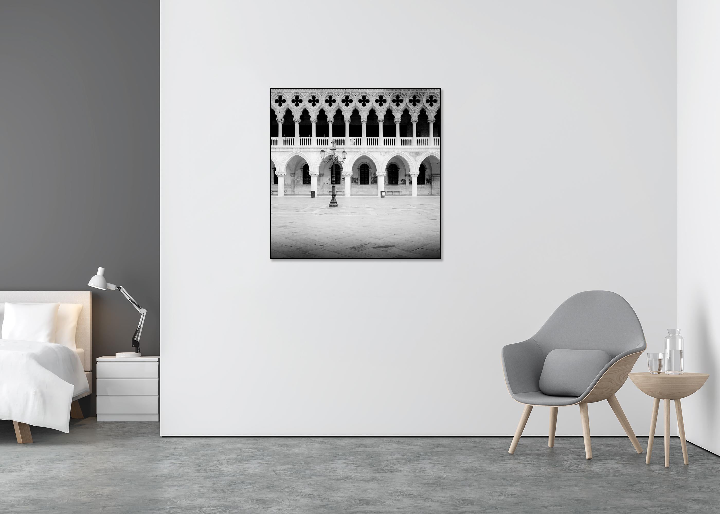 Facade gothique, Palais des Doges, Venise, photographie monochrome, édition limitée - Gris Landscape Photograph par Gerald Berghammer