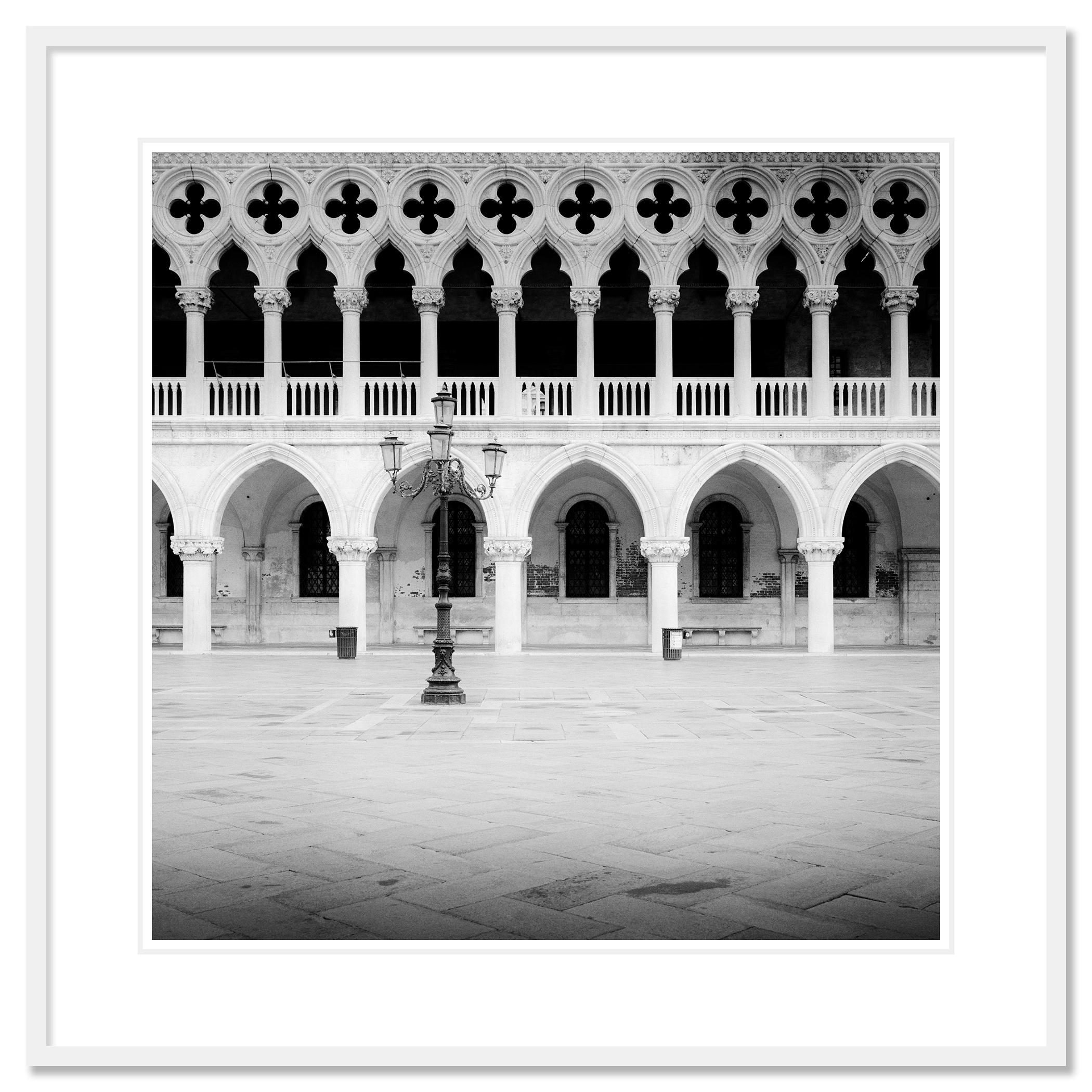 Photographie d'art en noir et blanc de paysages urbains. Épreuve à l'encre pigmentaire d'archives, édition de 7 exemplaires. Signée, titrée, datée et numérotée par l'artiste. Certificat d'authenticité inclus. Imprimé avec une bordure blanche de 4