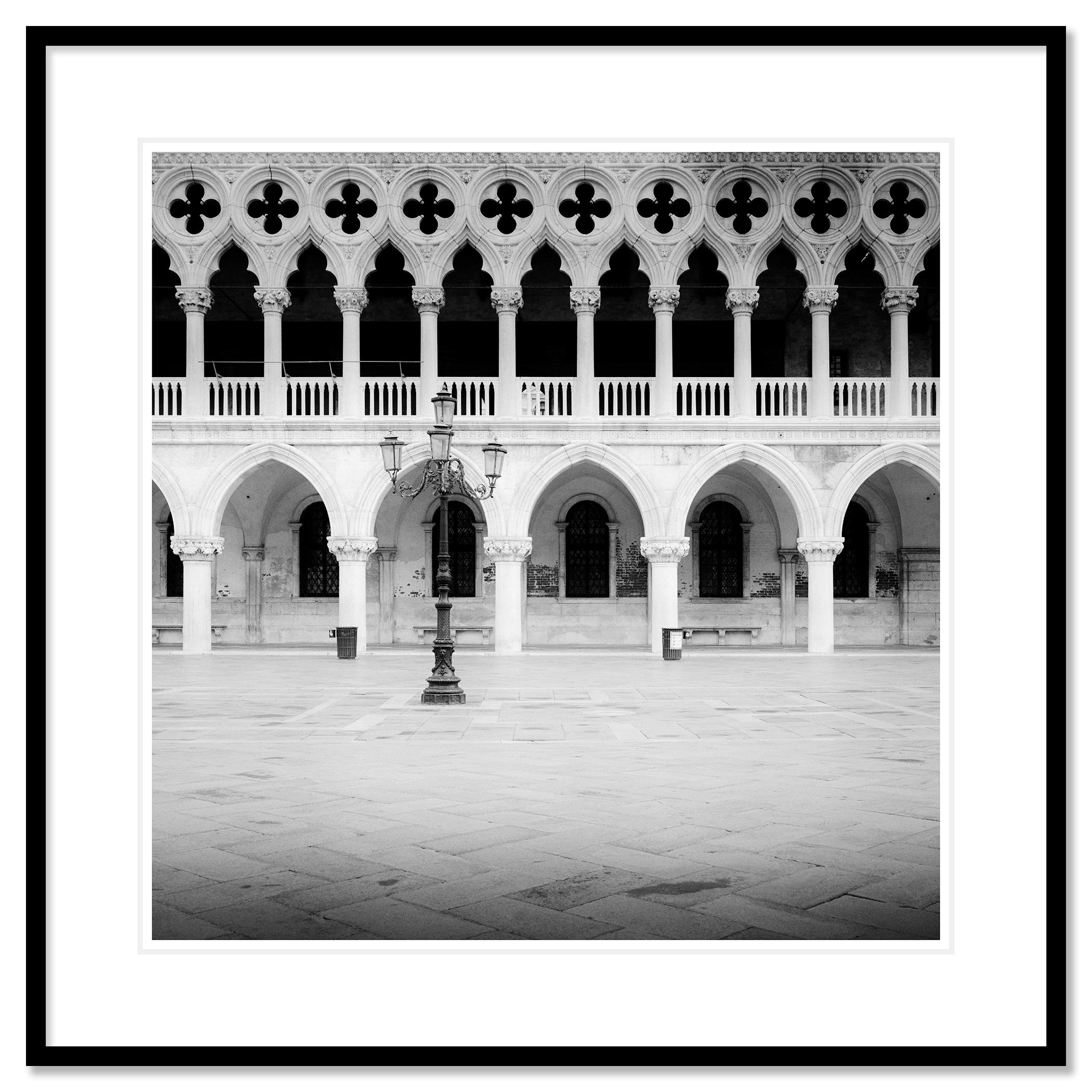 Facade gothique, Palais des Doges, Venise, photographie monochrome, édition limitée en vente 1